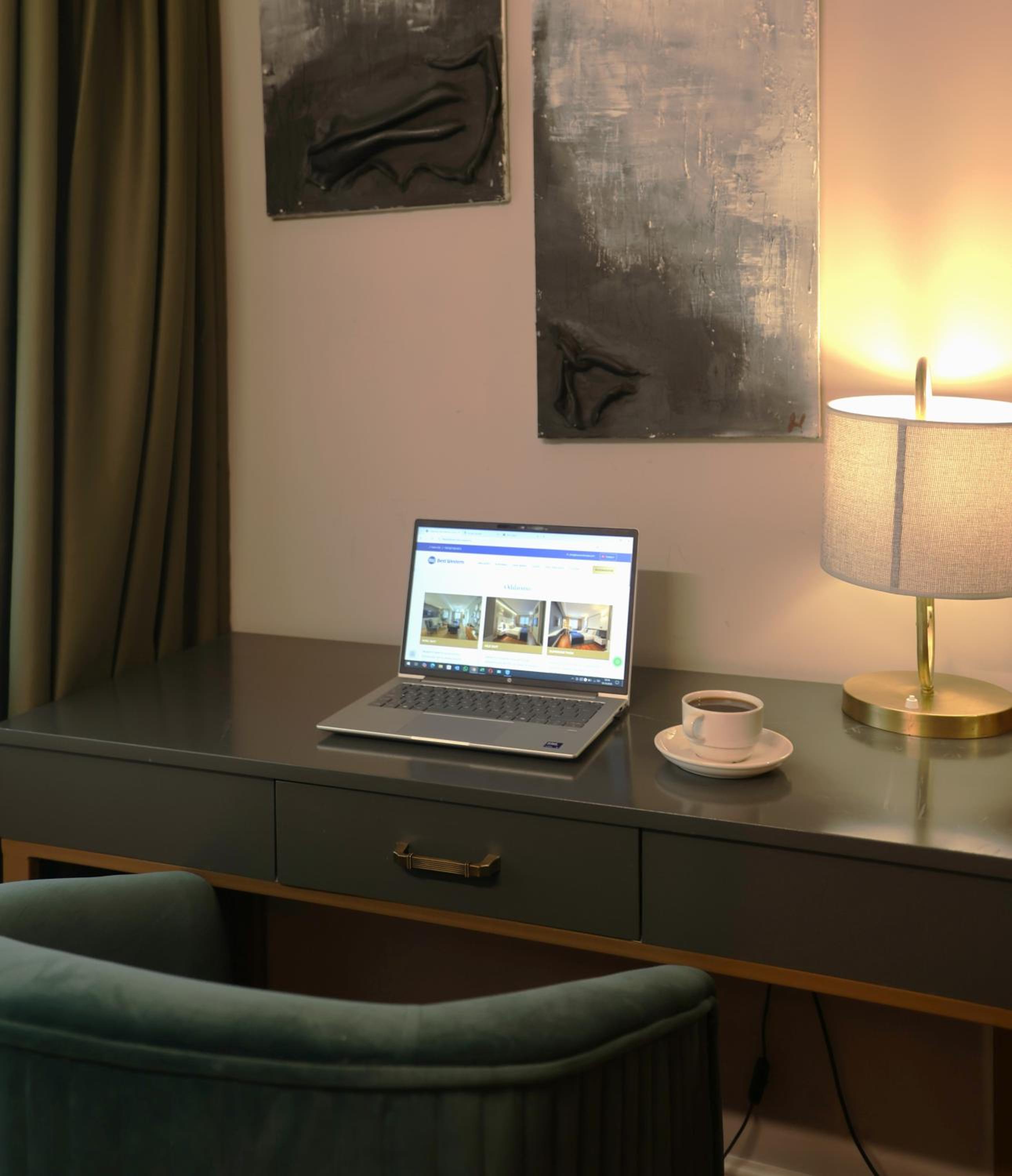 Business Plus Queen Suite with Sofa Bed and City View - Non-Smoking - Photo 7