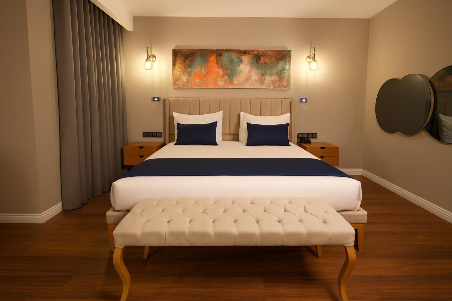 Business Plus Queen Suite with Sofa Bed and City View - Non-Smoking - Photo 11