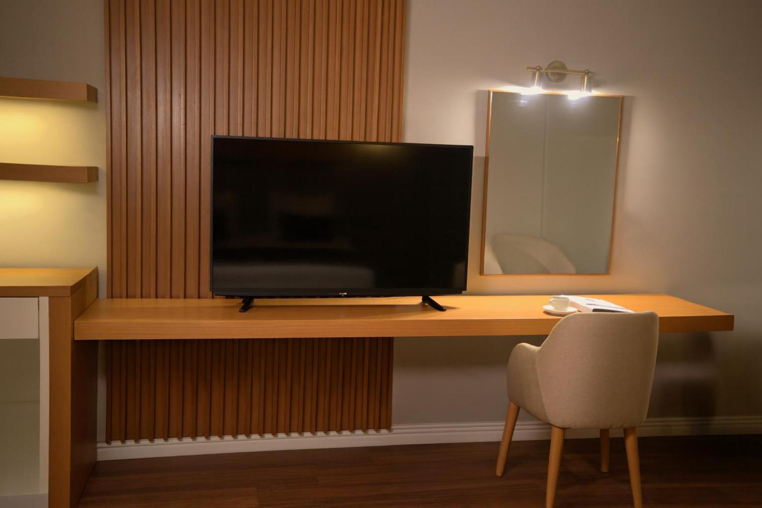 Business Plus Queen Suite with Sofa Bed and City View - Non-Smoking - Photo 10