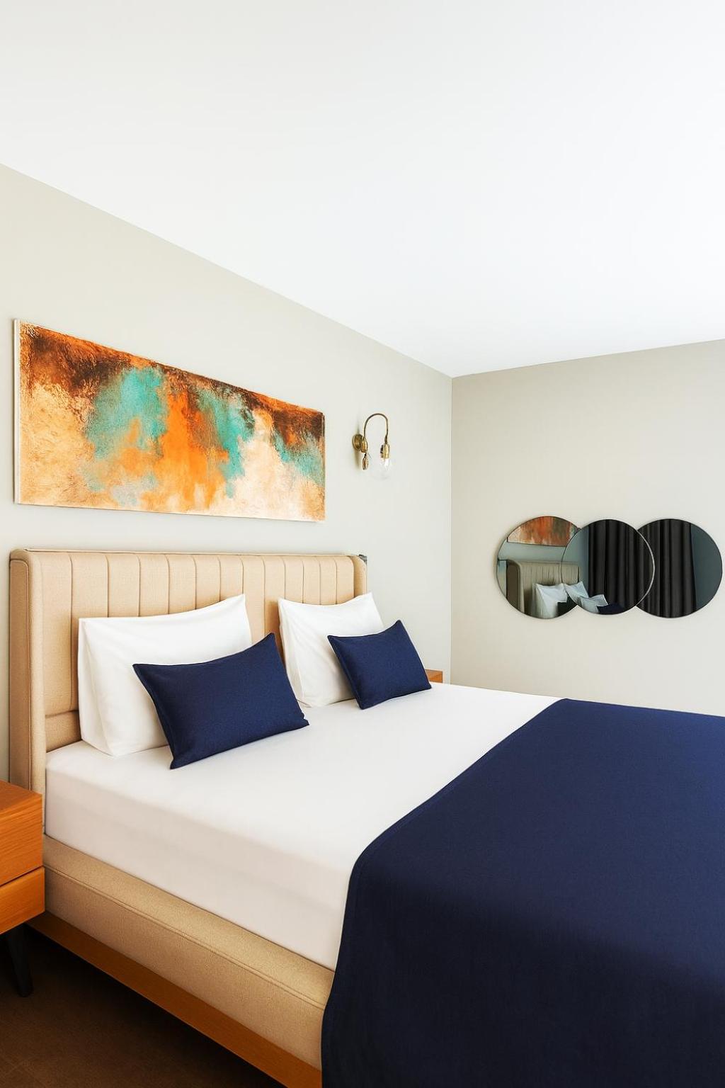 Business Plus Queen Suite with Sofa Bed and City View - Non-Smoking - Photo 9