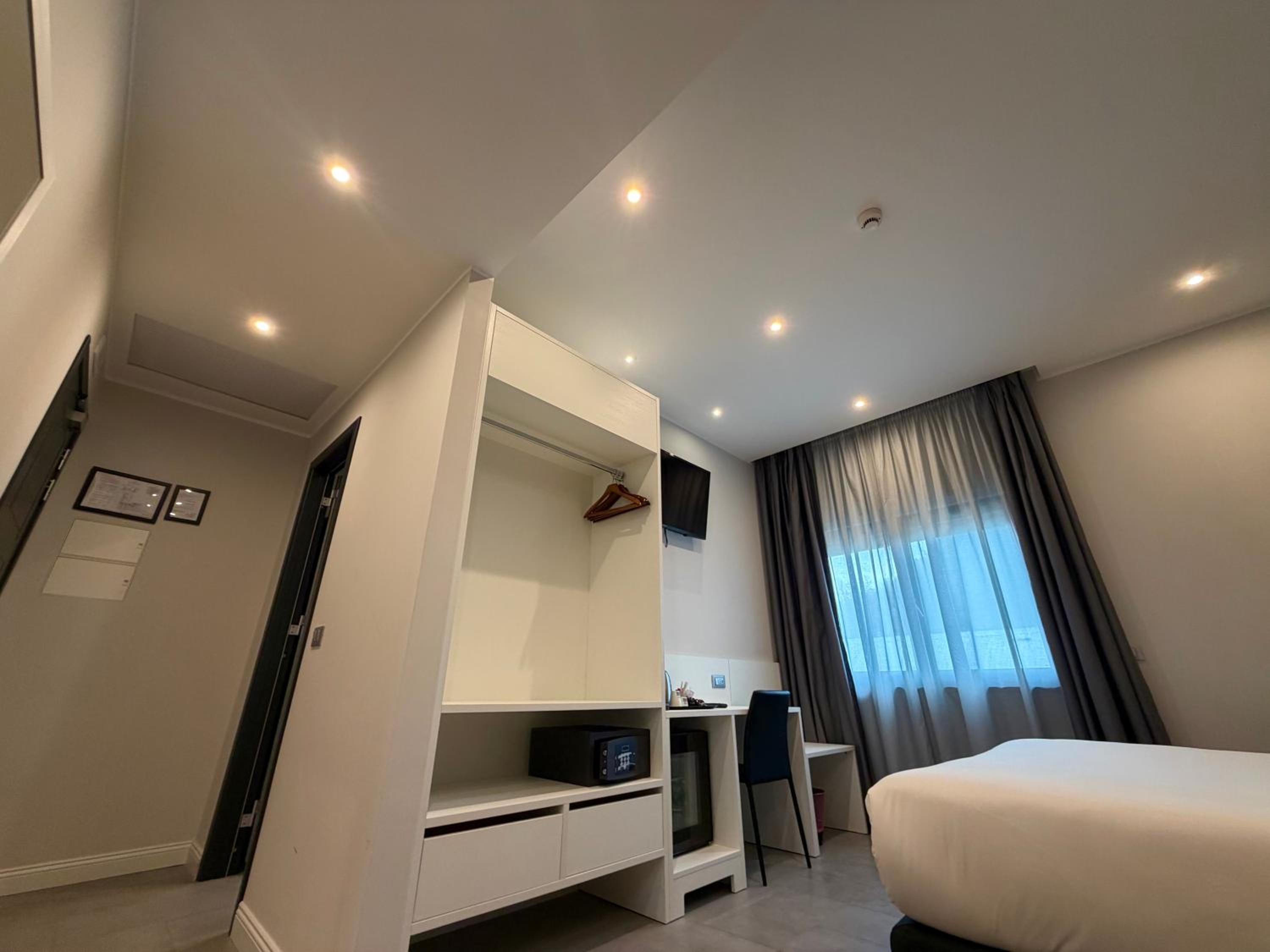 Business Double or Twin Room thumbnail 6