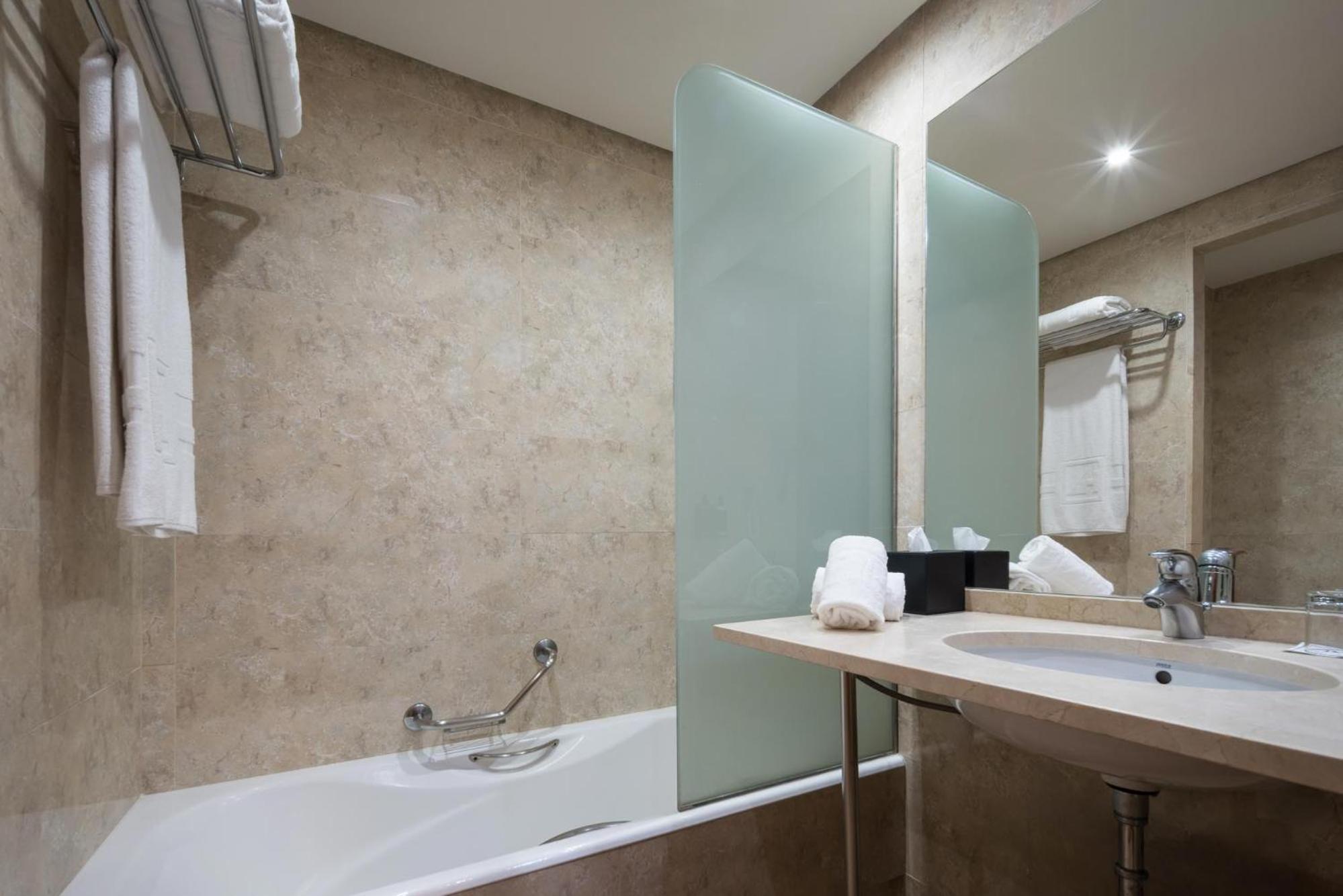 Double or Twin Room - Photo 3