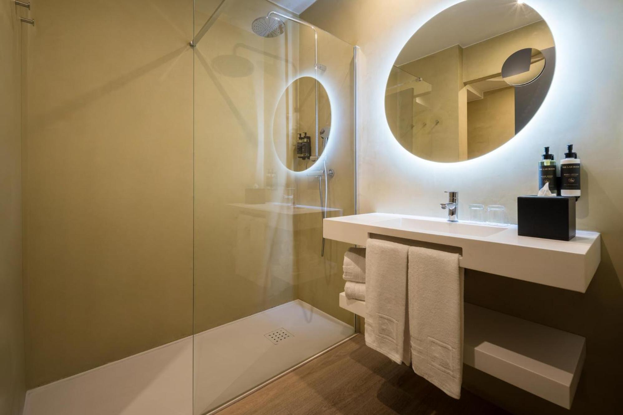 Double or Twin Room - Photo 7