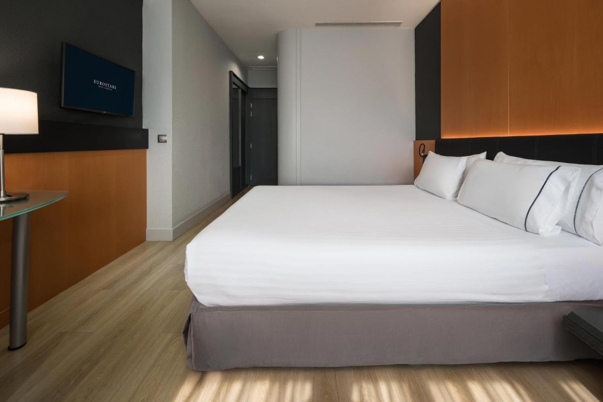 Double Room with Pool View - Photo 1