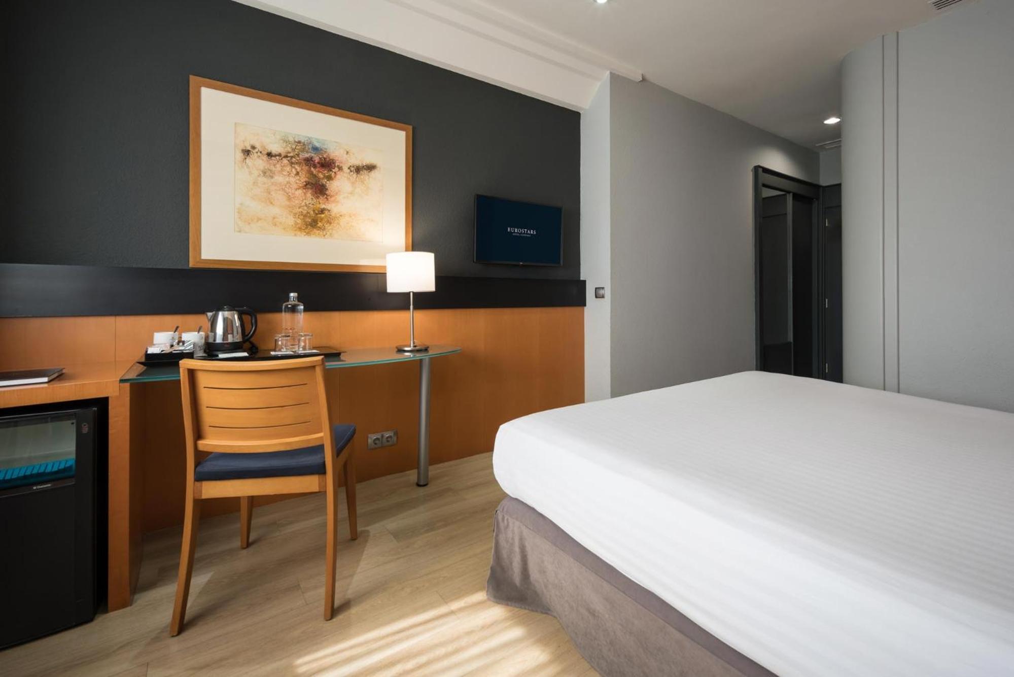 Double Room with Pool View - Photo 6