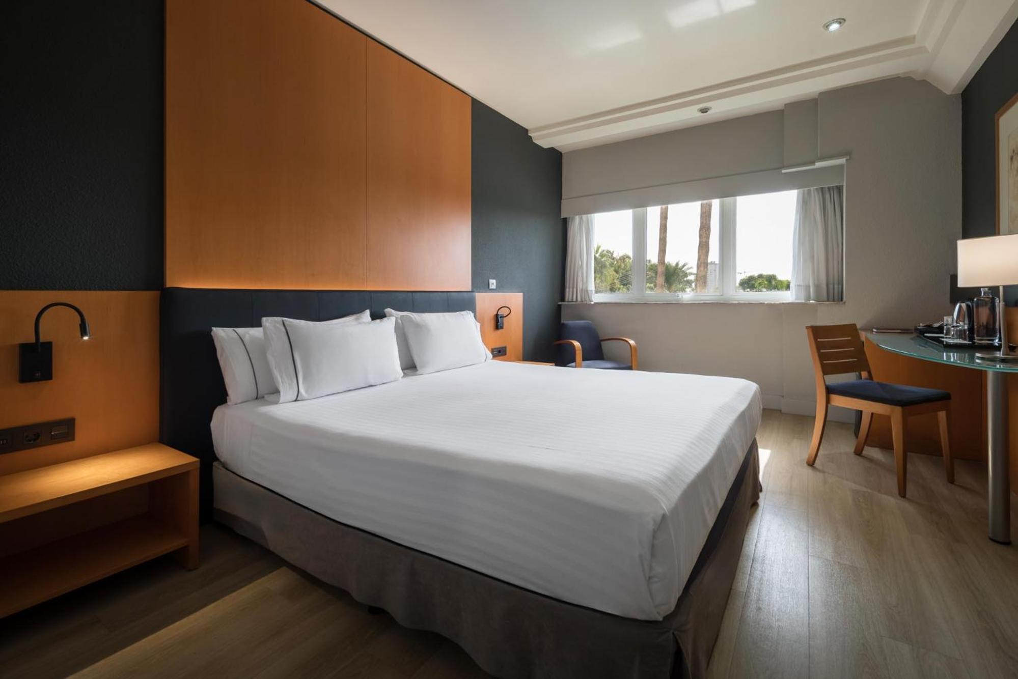 Double Room with Pool View - Photo 2