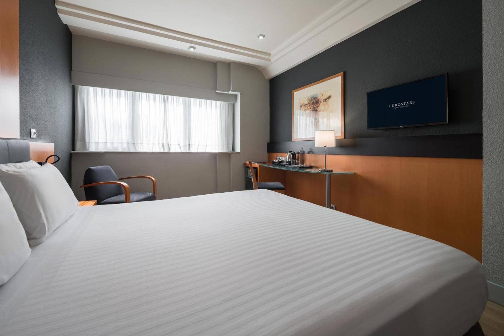 Double Room with Pool View - Photo 5