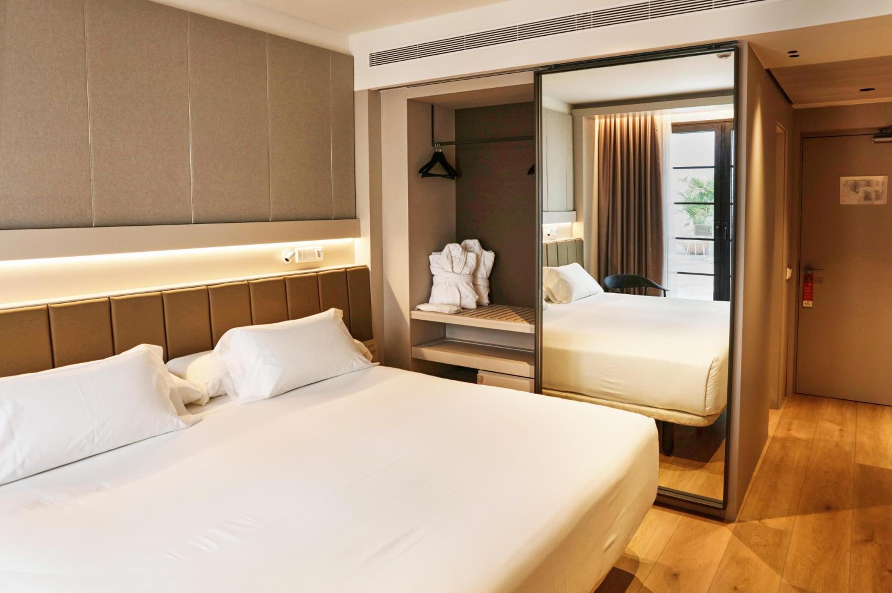 Double Room with Patio photo 2