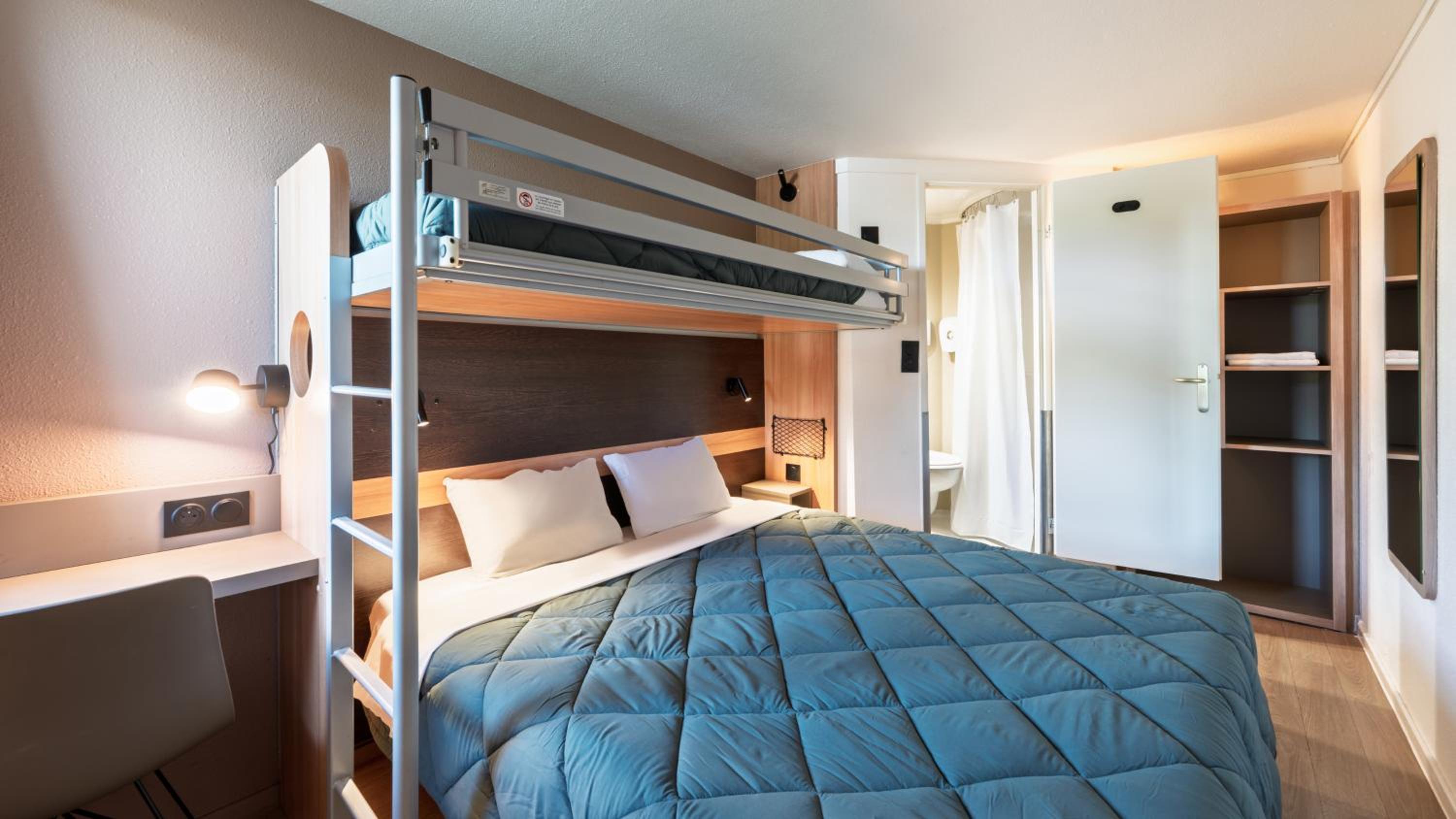 Standard Queen Room with One Bunk Bed - Photo 2