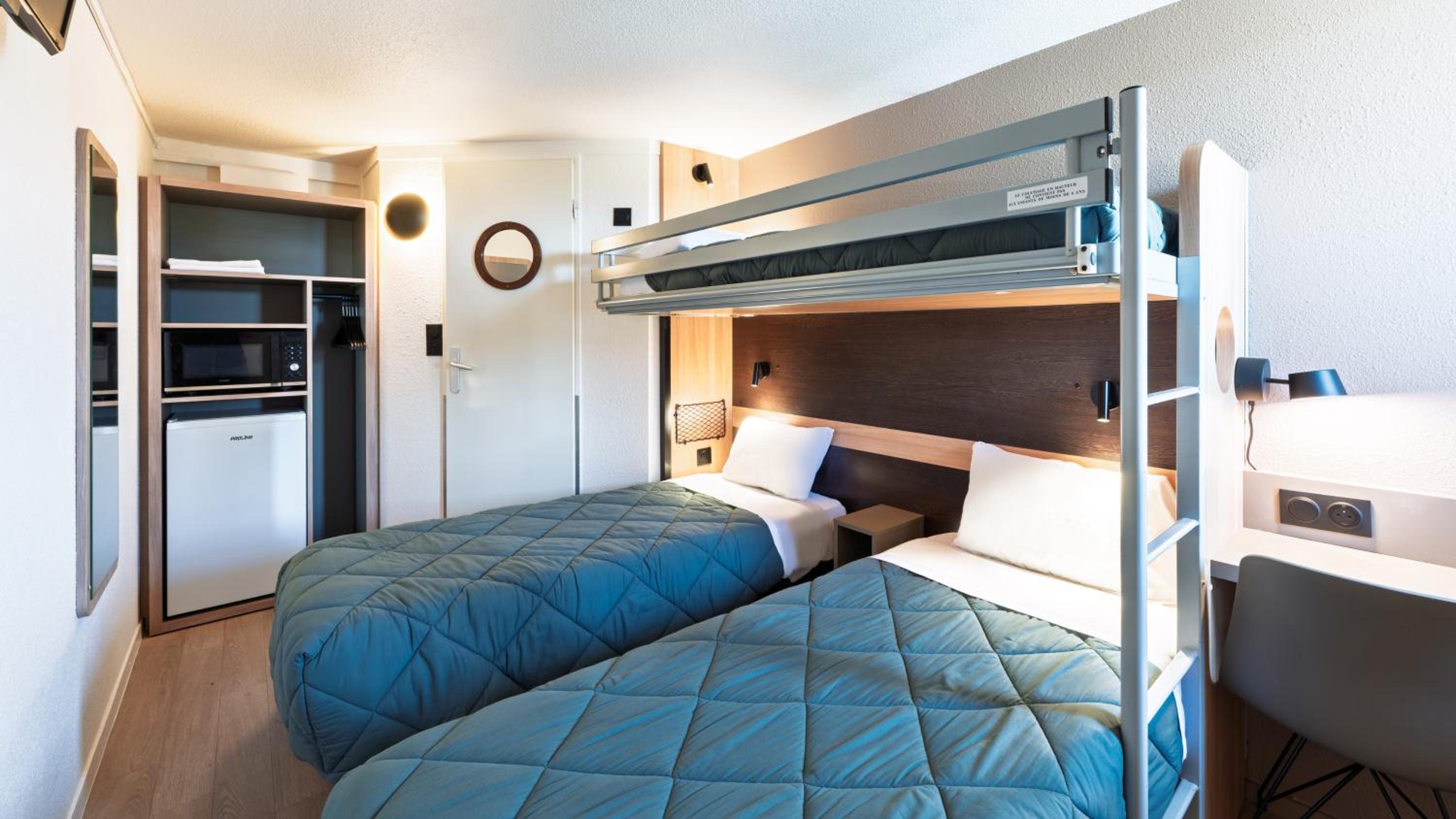 Standard Plus Twin Room with One Bunk Bed - Photo 5