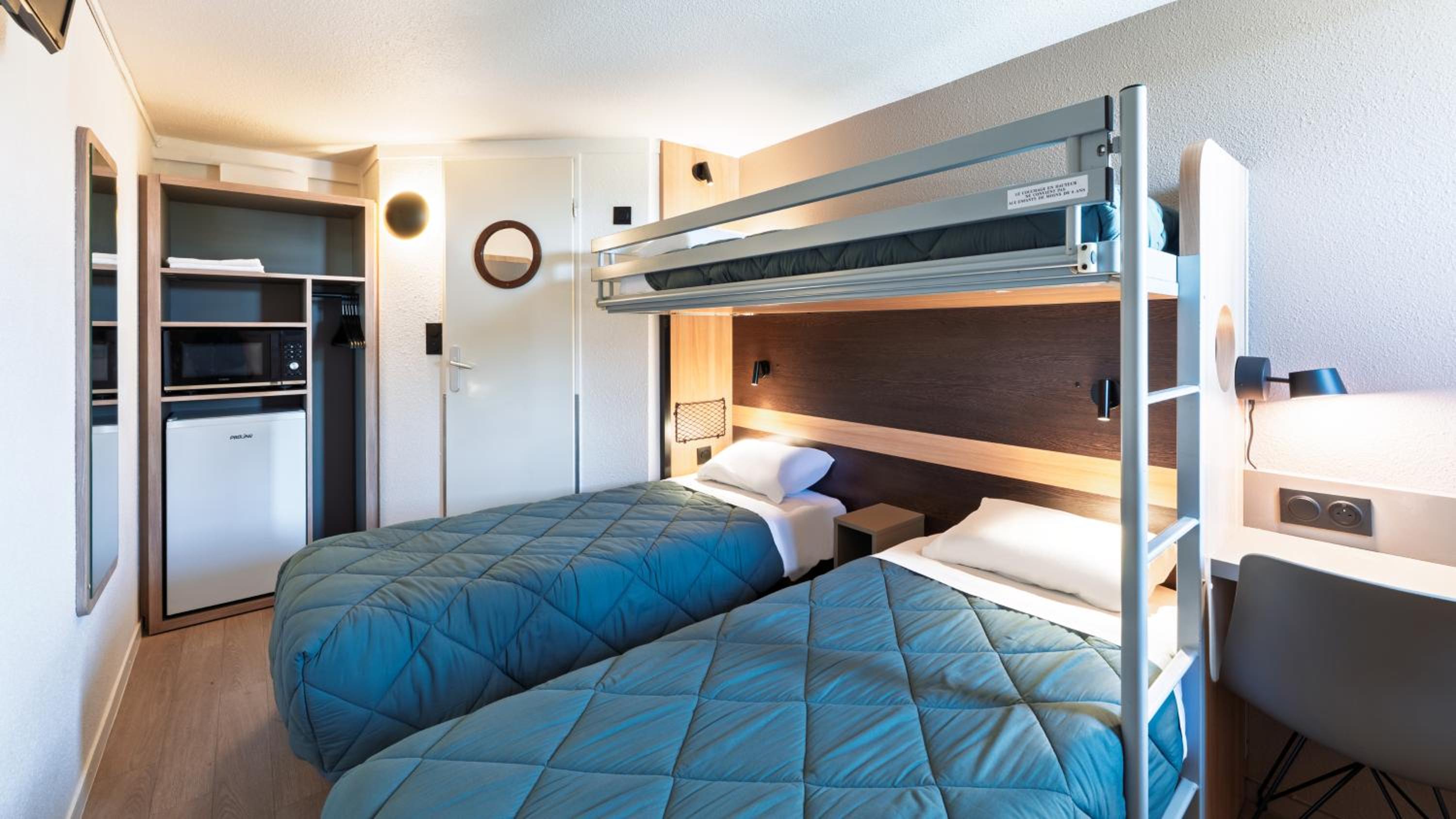 Standard Plus Twin Room with One Bunk Bed - Photo 3
