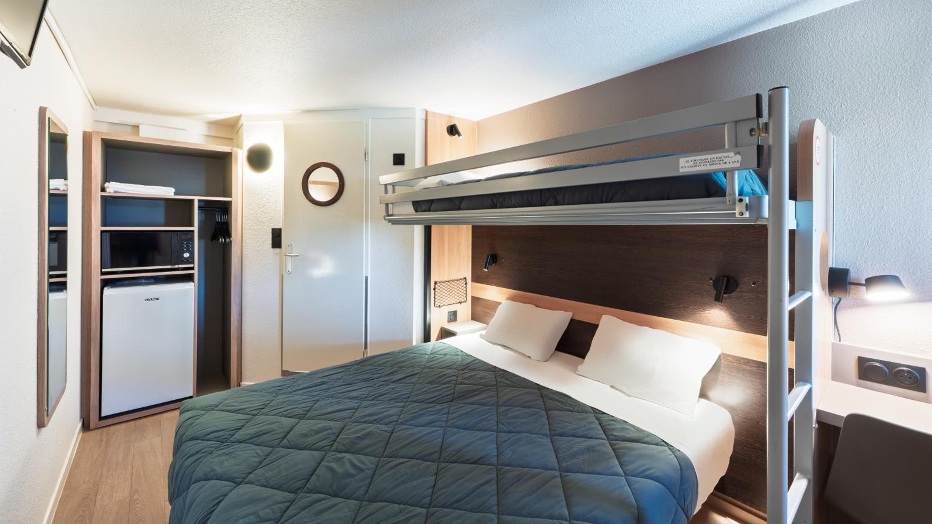 Standard Plus Queen Room with One Bunk Bed - Photo 3