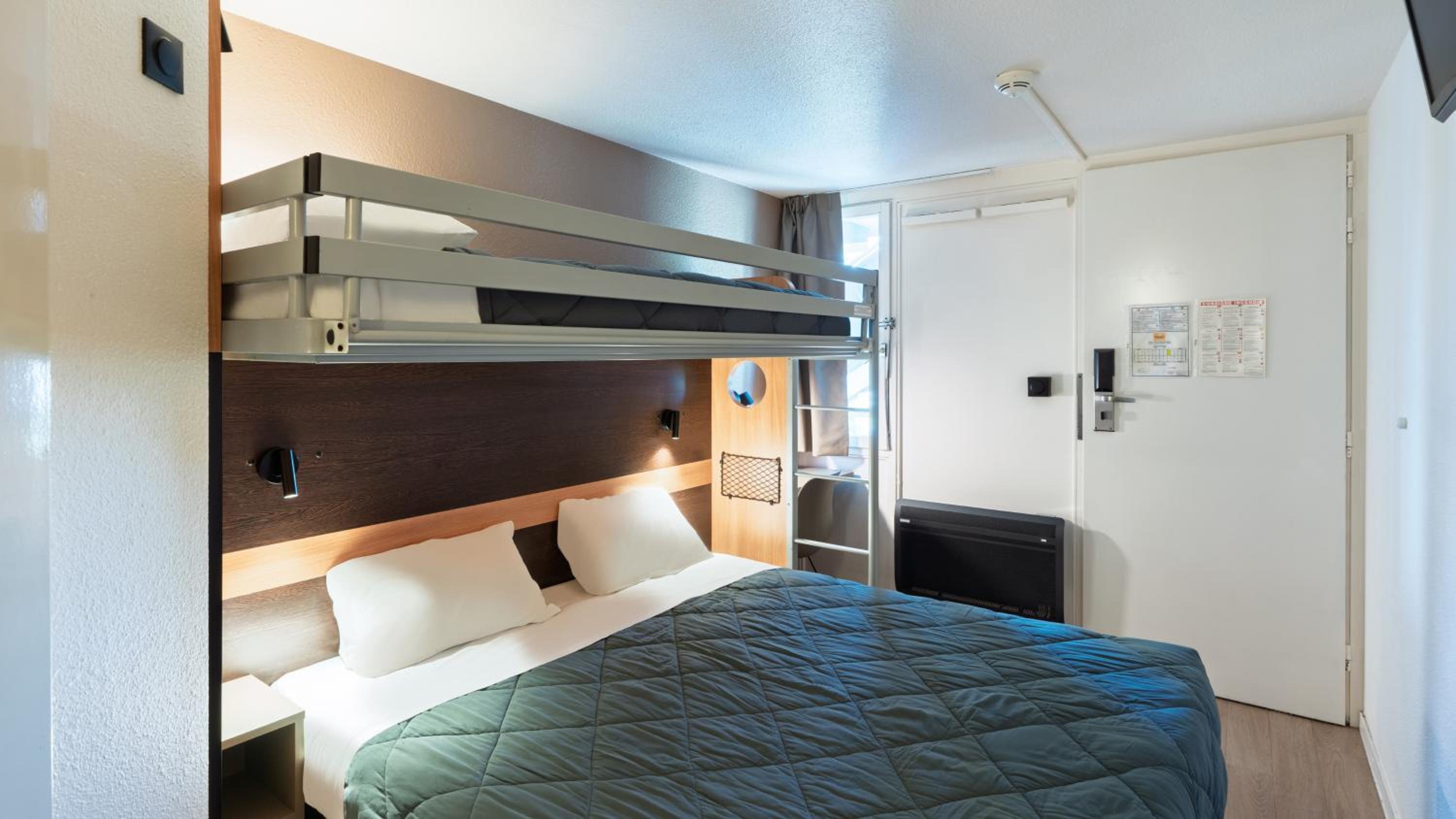 Standard Queen Room with One Bunk Bed - Photo 4