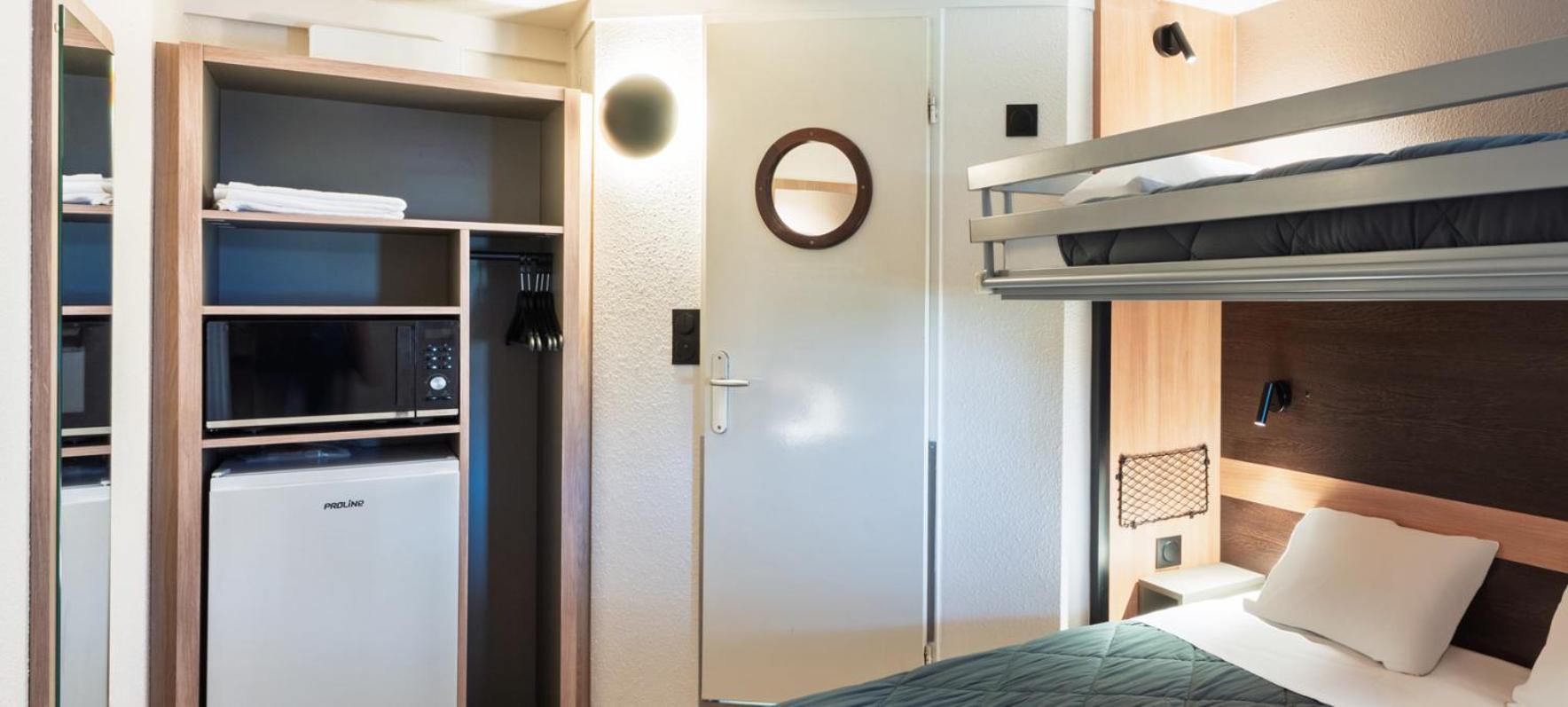 Standard Plus Queen Room with One Bunk Bed - Photo 5