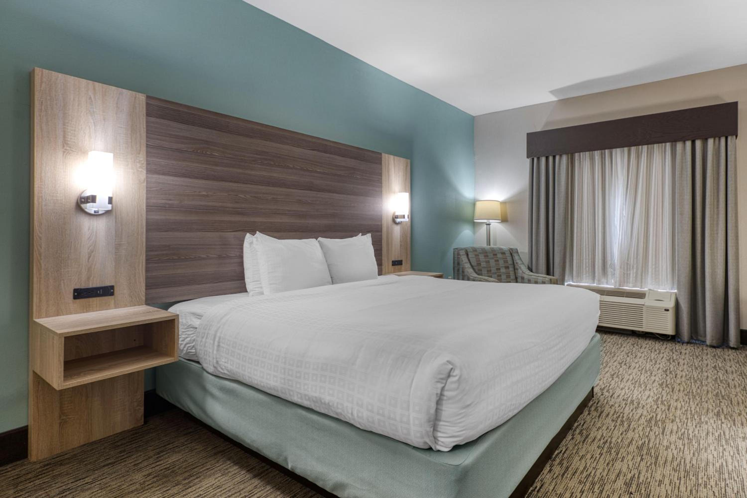 King Room with Roll-in Shower - Disability Access/Non-Smoking - Photo 1