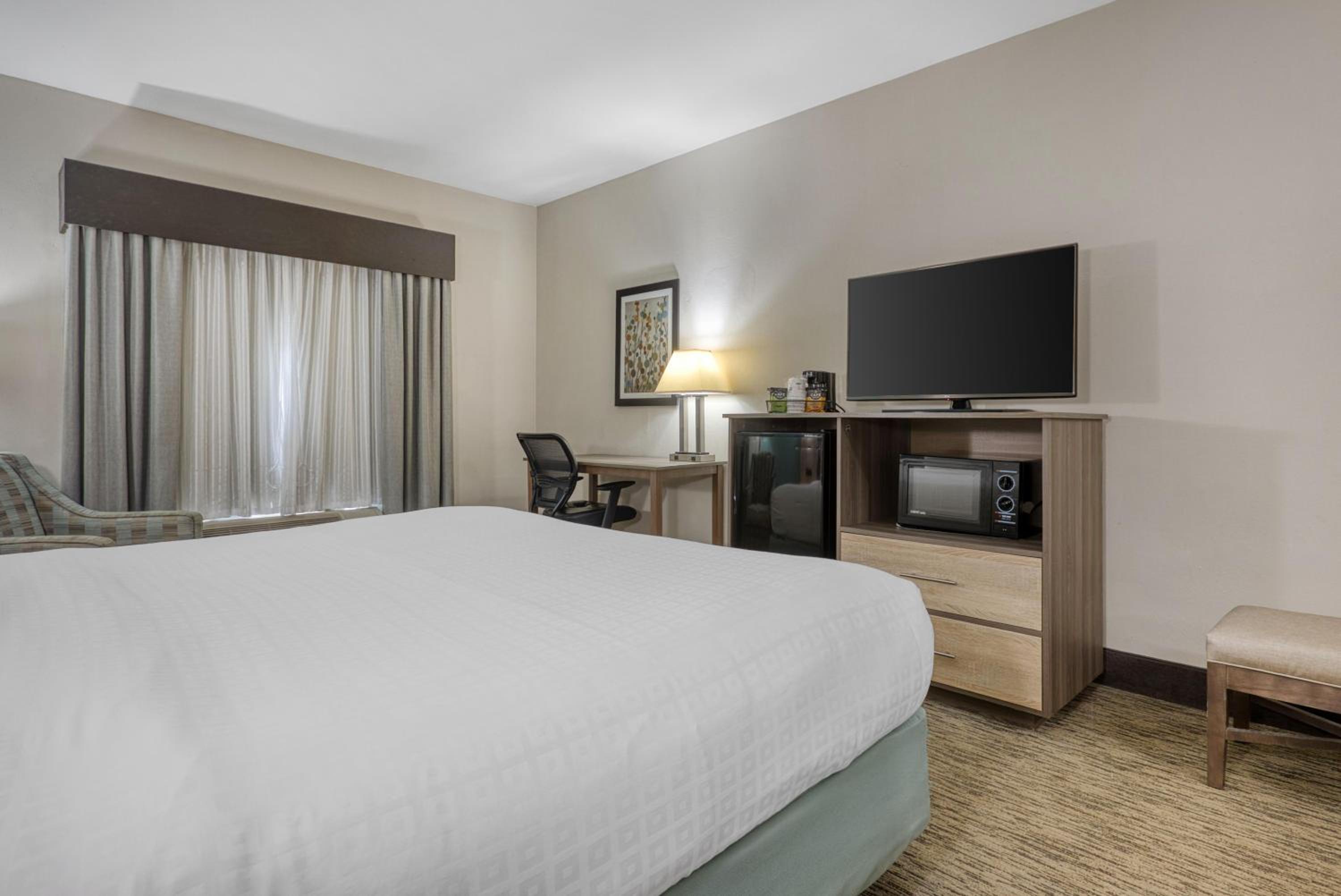 King Room with Roll-in Shower - Disability Access/Non-Smoking - Photo 2