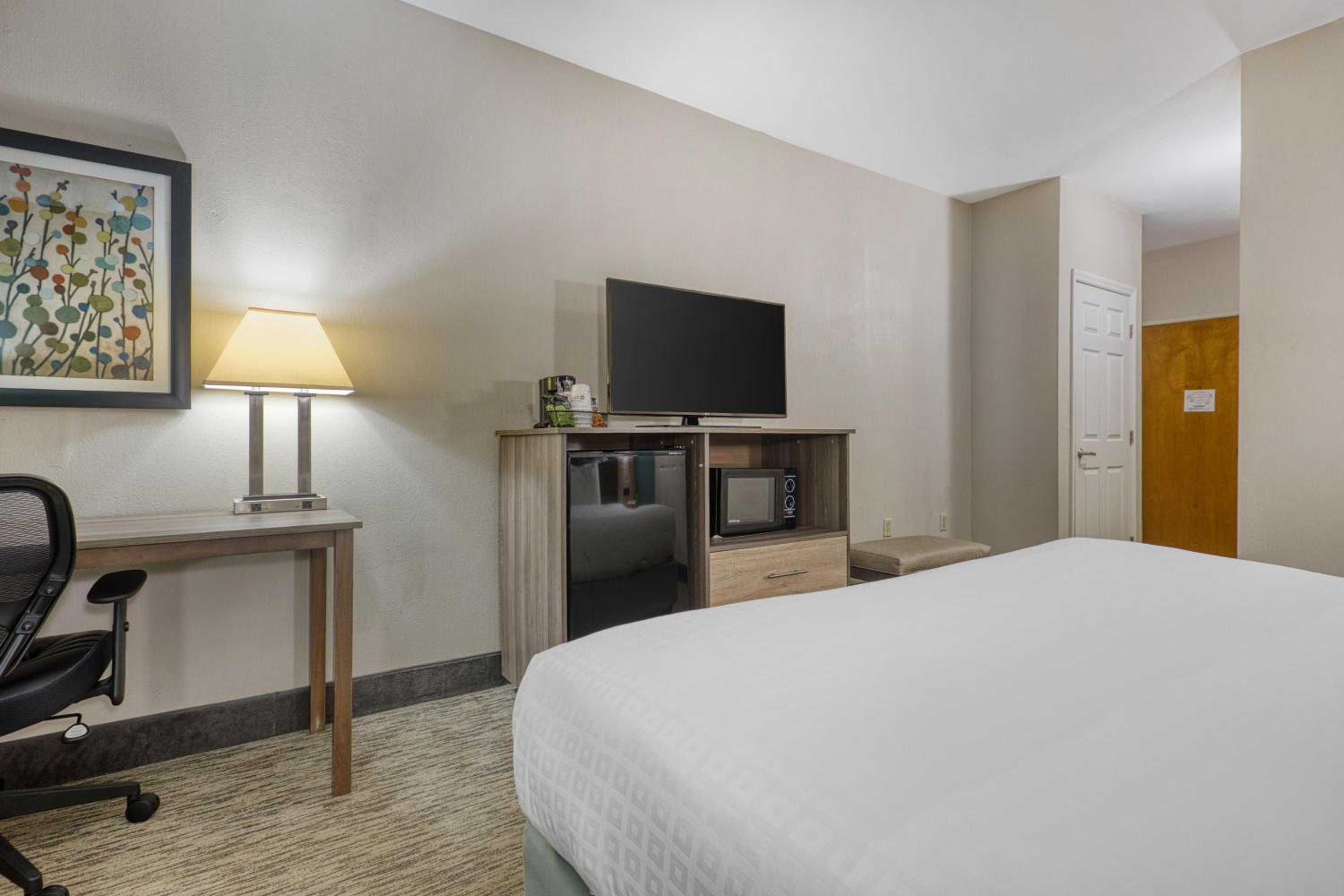 King Room with Roll-in Shower - Disability Access/Non-Smoking - Photo 3