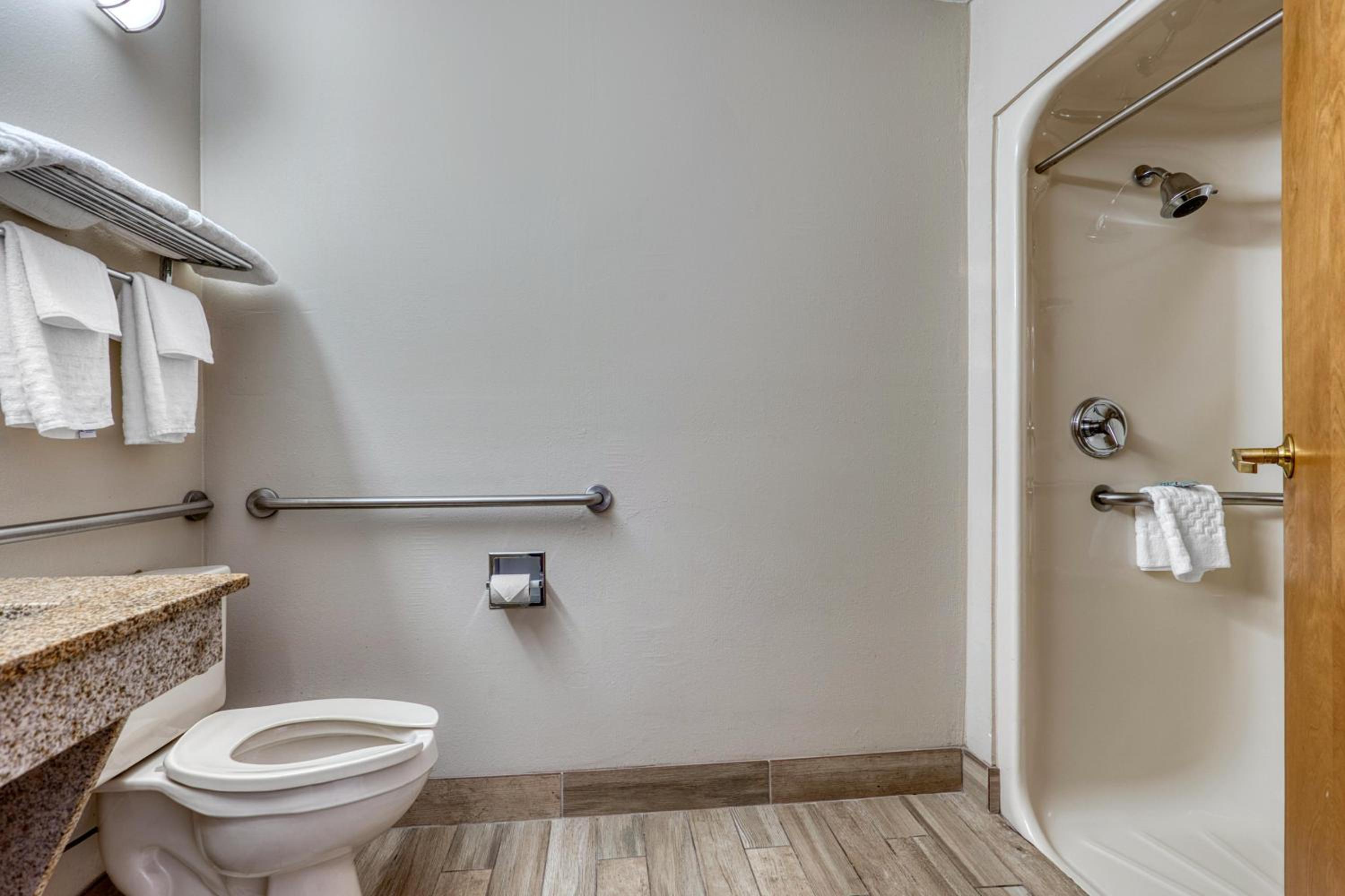 King Room with Roll-in Shower - Disability Access/Non-Smoking - Photo 4