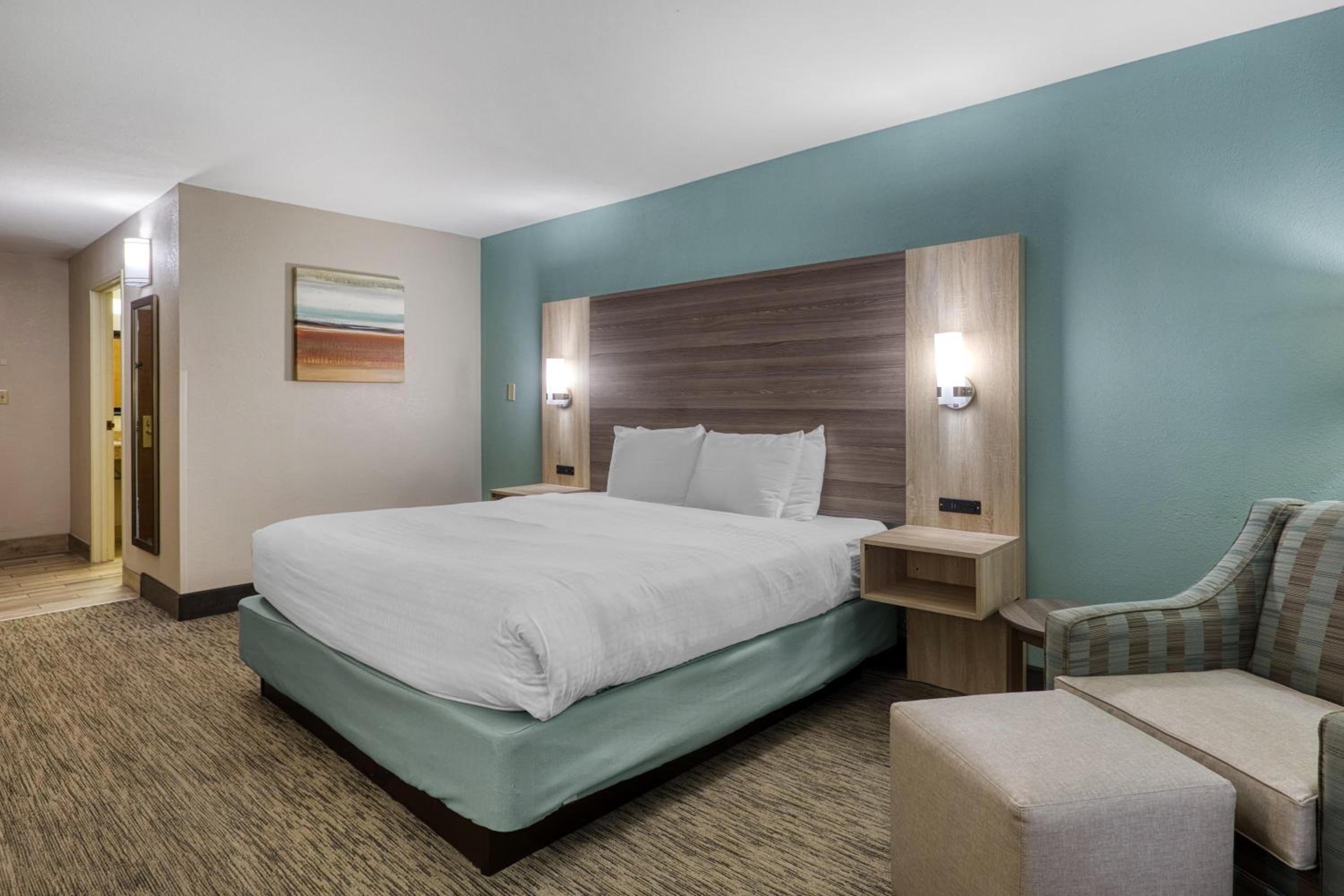King Room with Bath Tub - Disability Access/Non-Smoking  - Photo 3