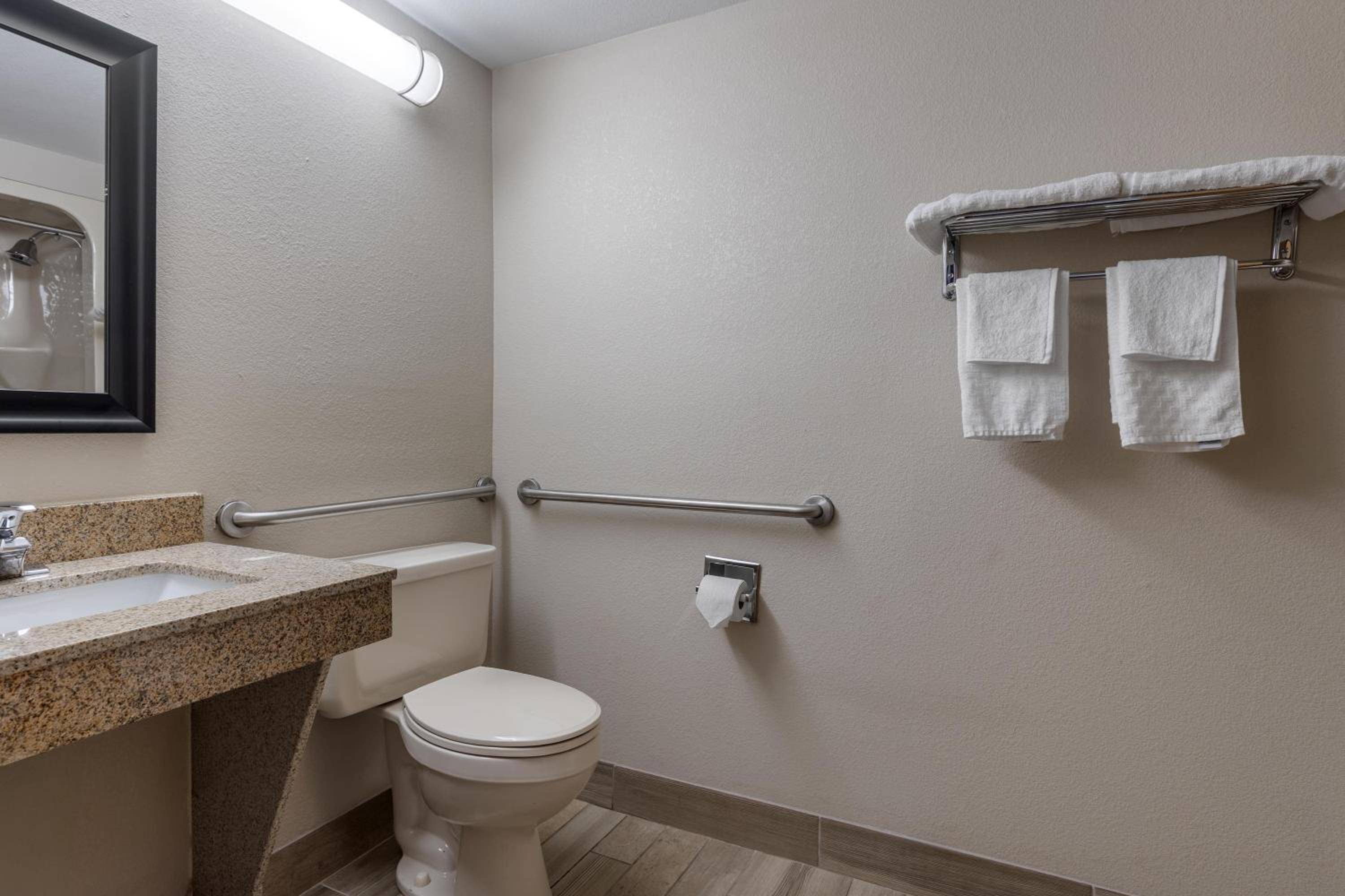 King Room with Bath Tub - Disability Access/Non-Smoking  - Photo 4