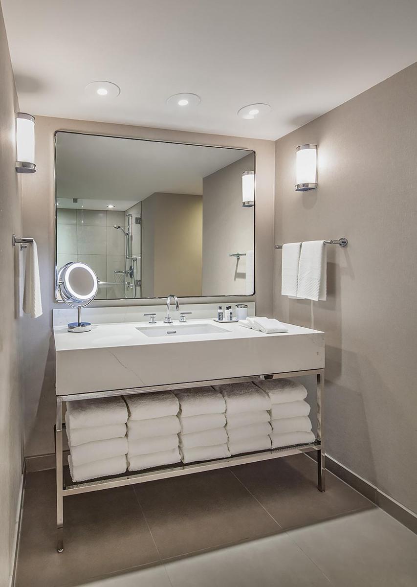 Deluxe King Room with Accessible Tub - Mobility and Hearing Access - Photo 7