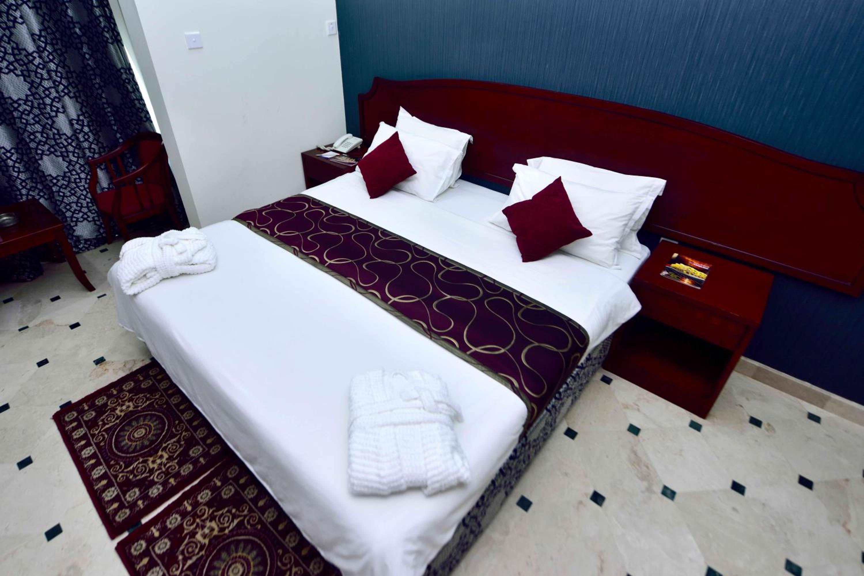 Standard King Room - Photo 10