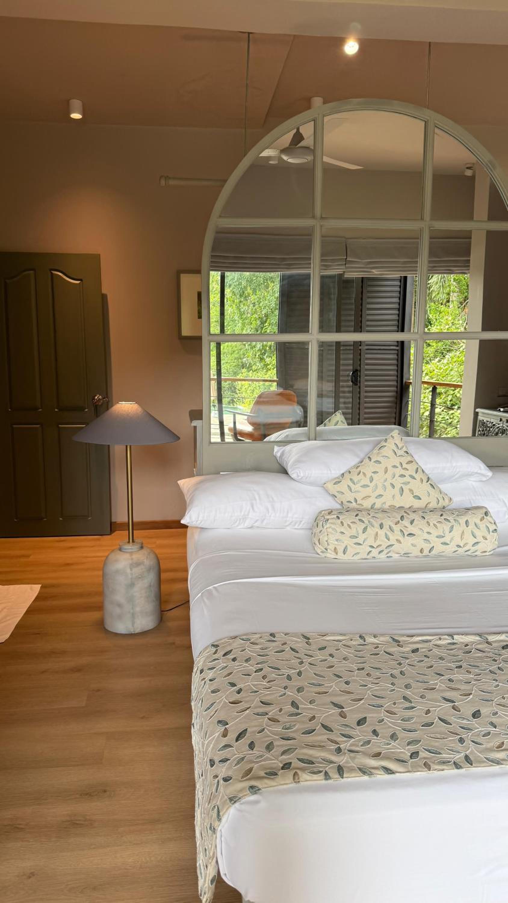 Superior Double or Twin Room with Lake View photo 2