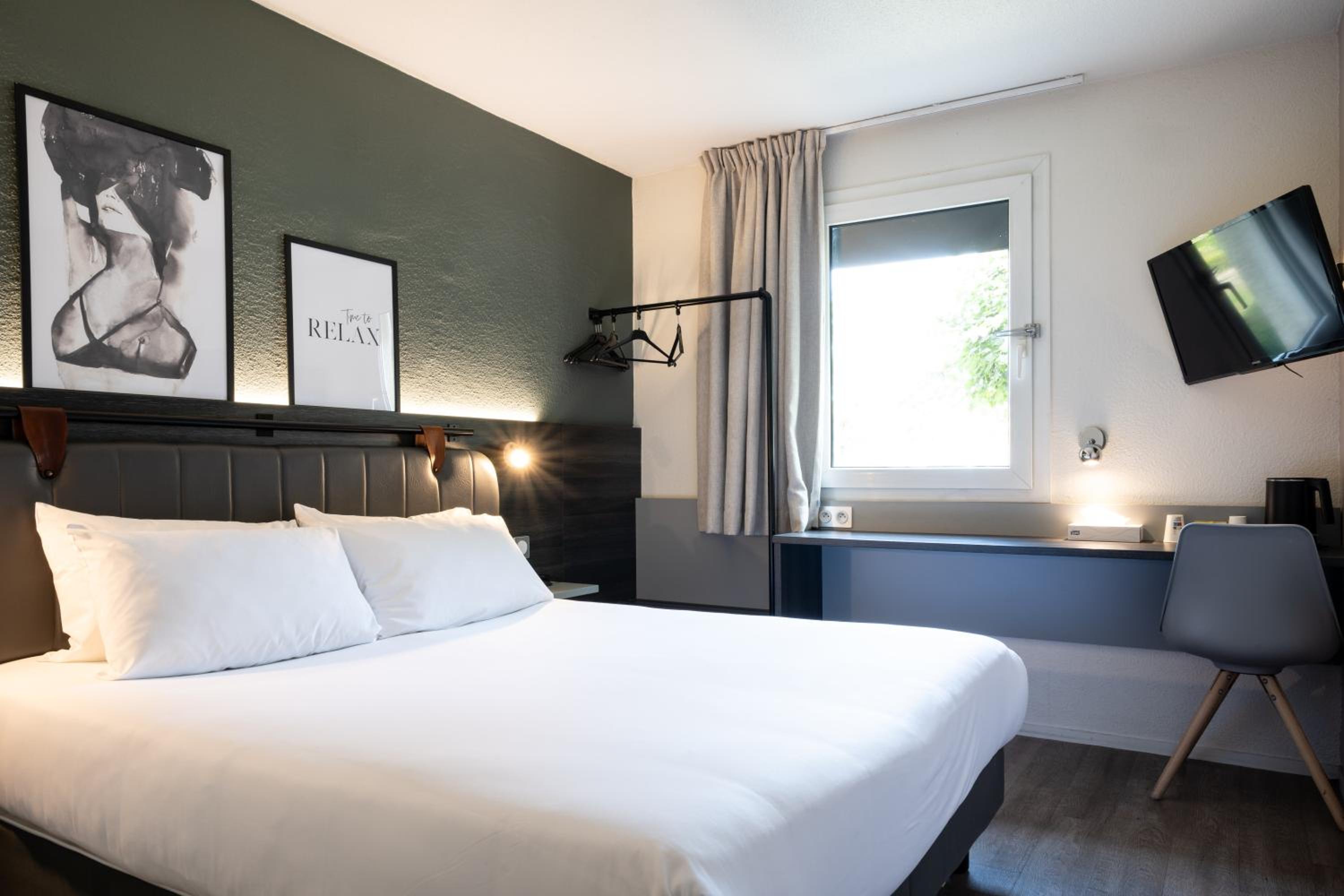 Standard Double Room with Queen Bed - Photo 21