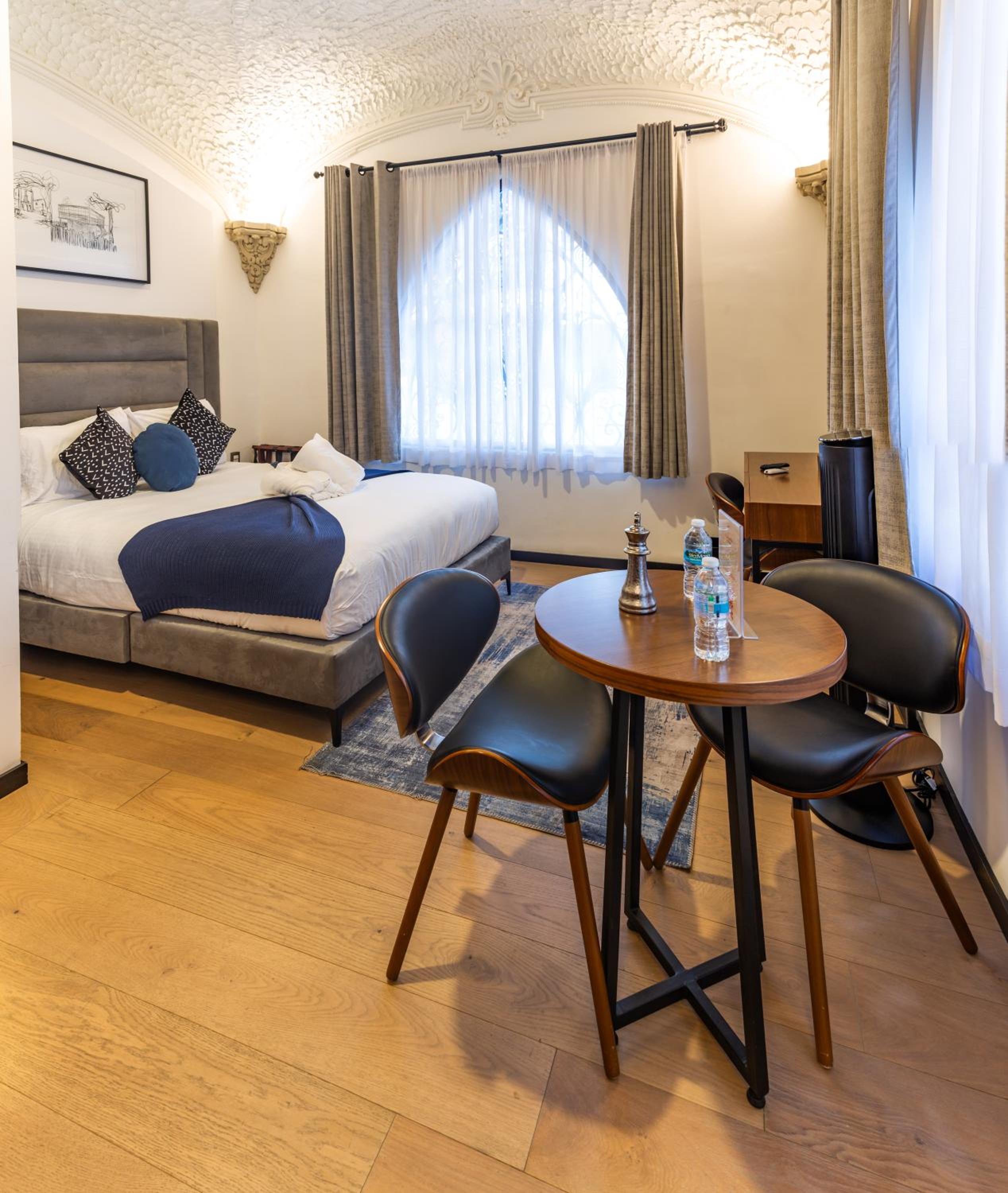 Standard Double Room - Photo 13