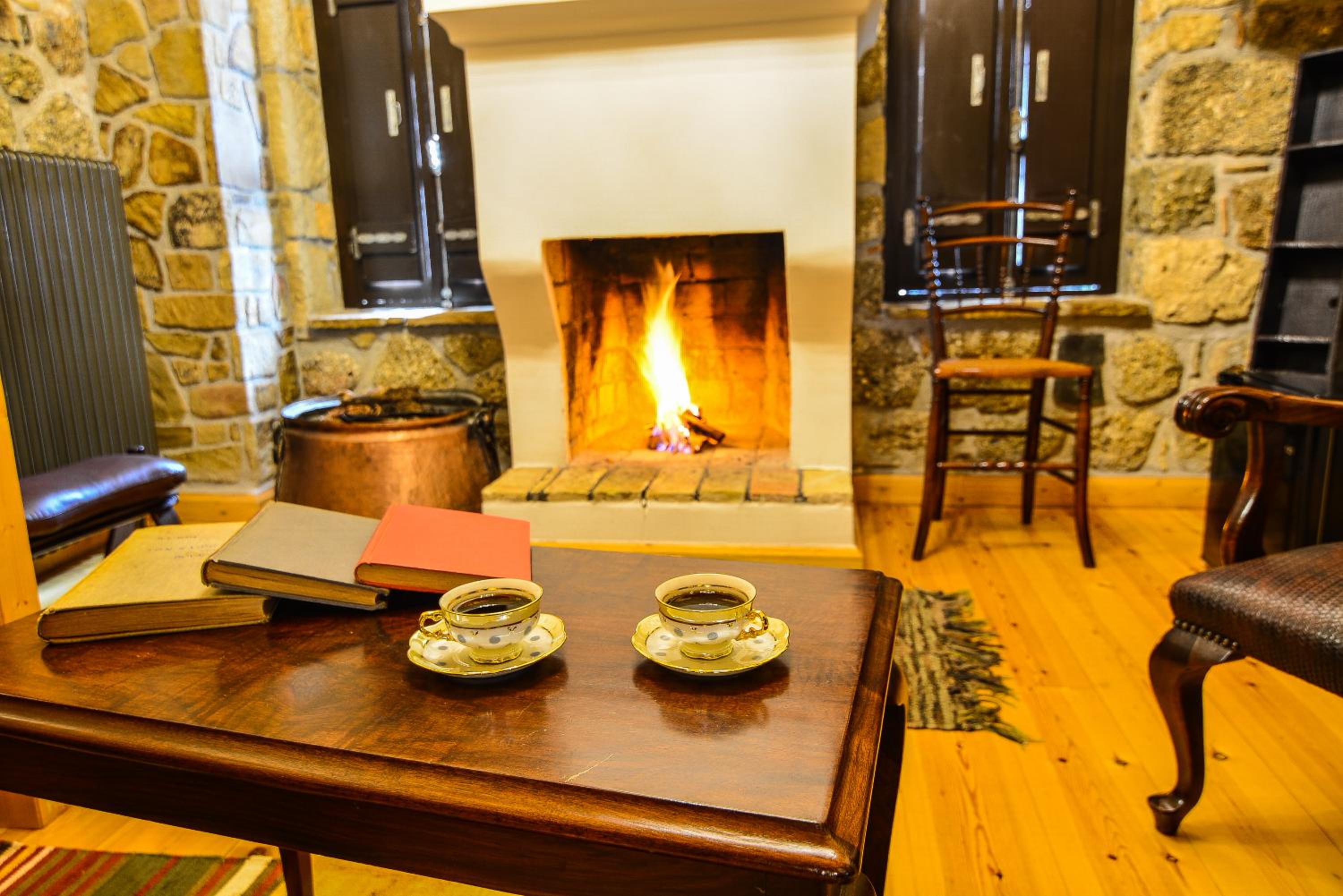 Split-Level Suite with Fireplace photo 2