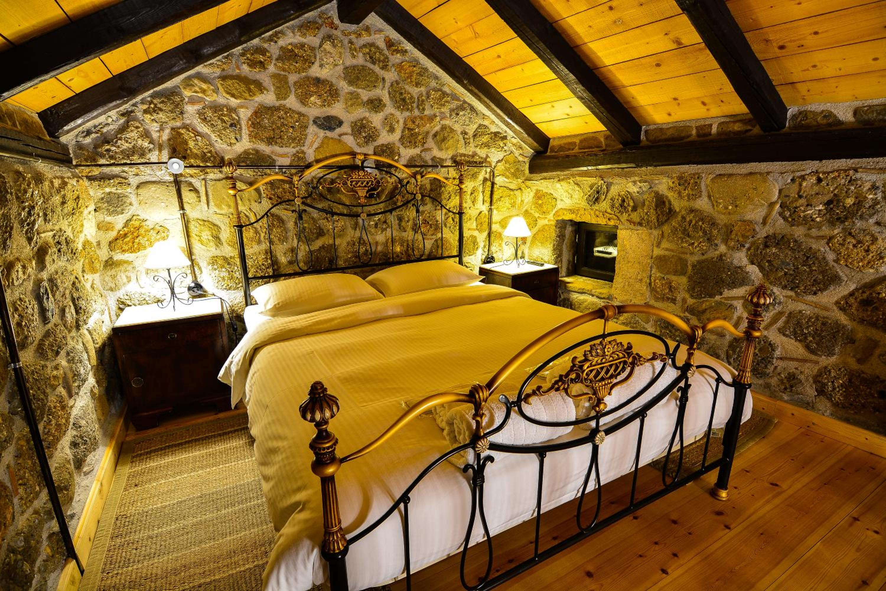 Split-Level Suite with Fireplace photo 3