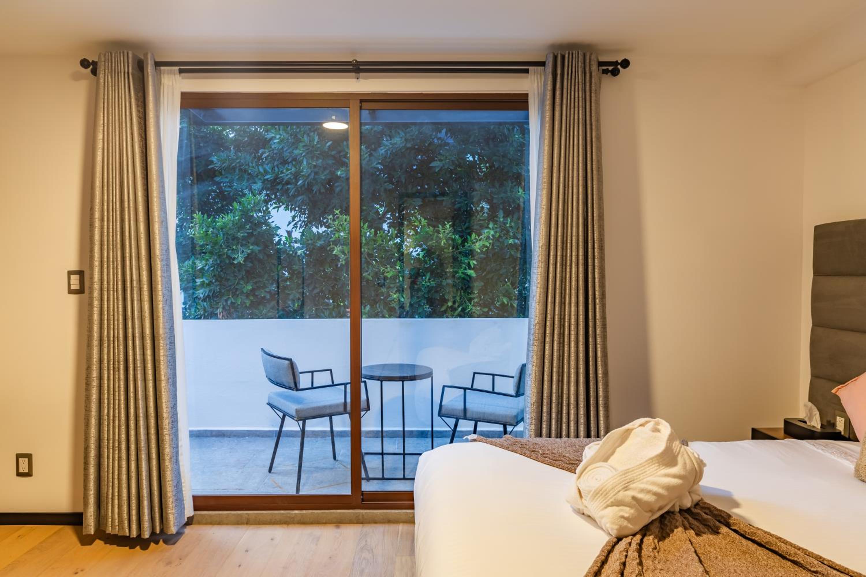 Superior Double Room with Two Double Beds - Photo 11