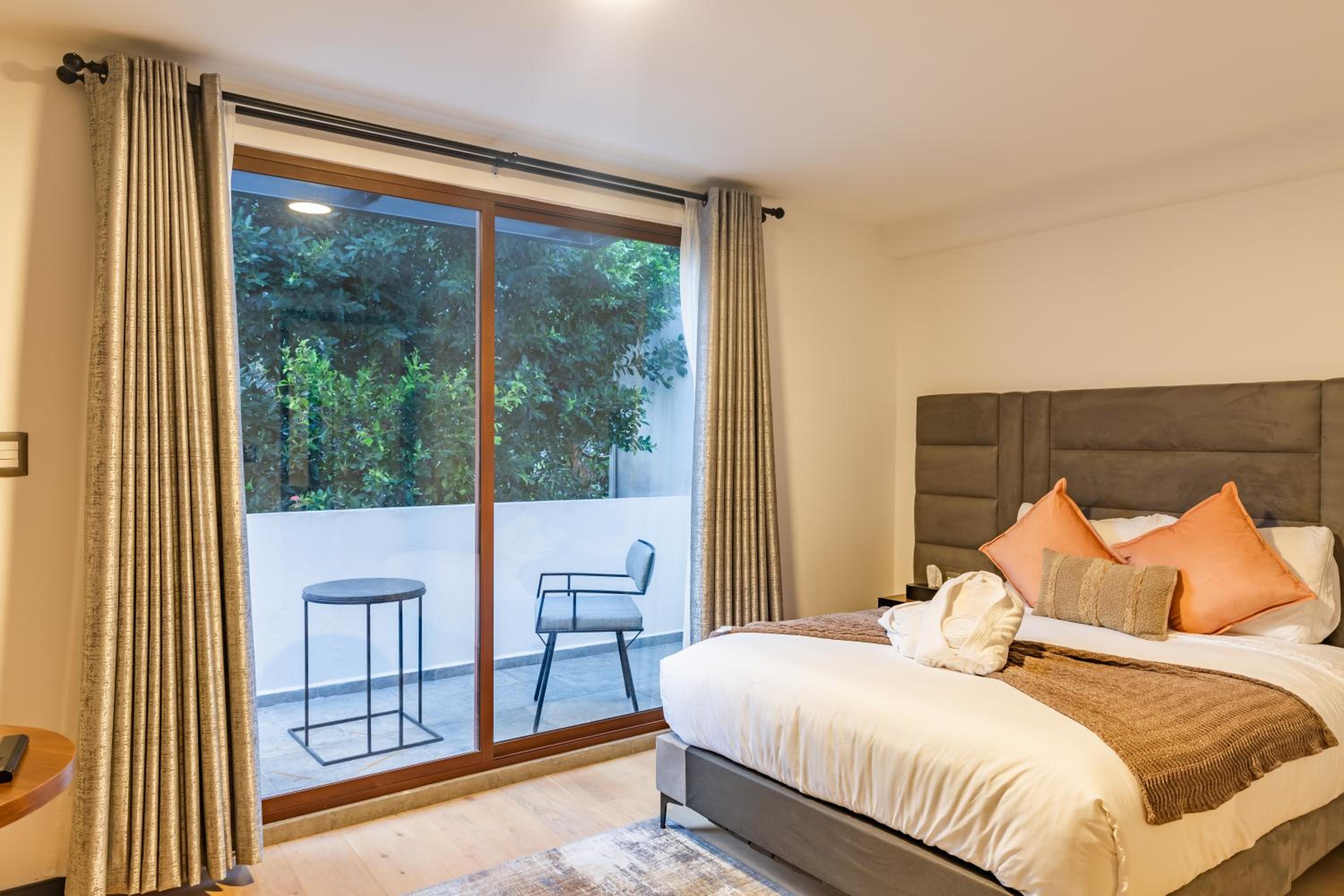 Superior Double Room with Two Double Beds - Photo 8