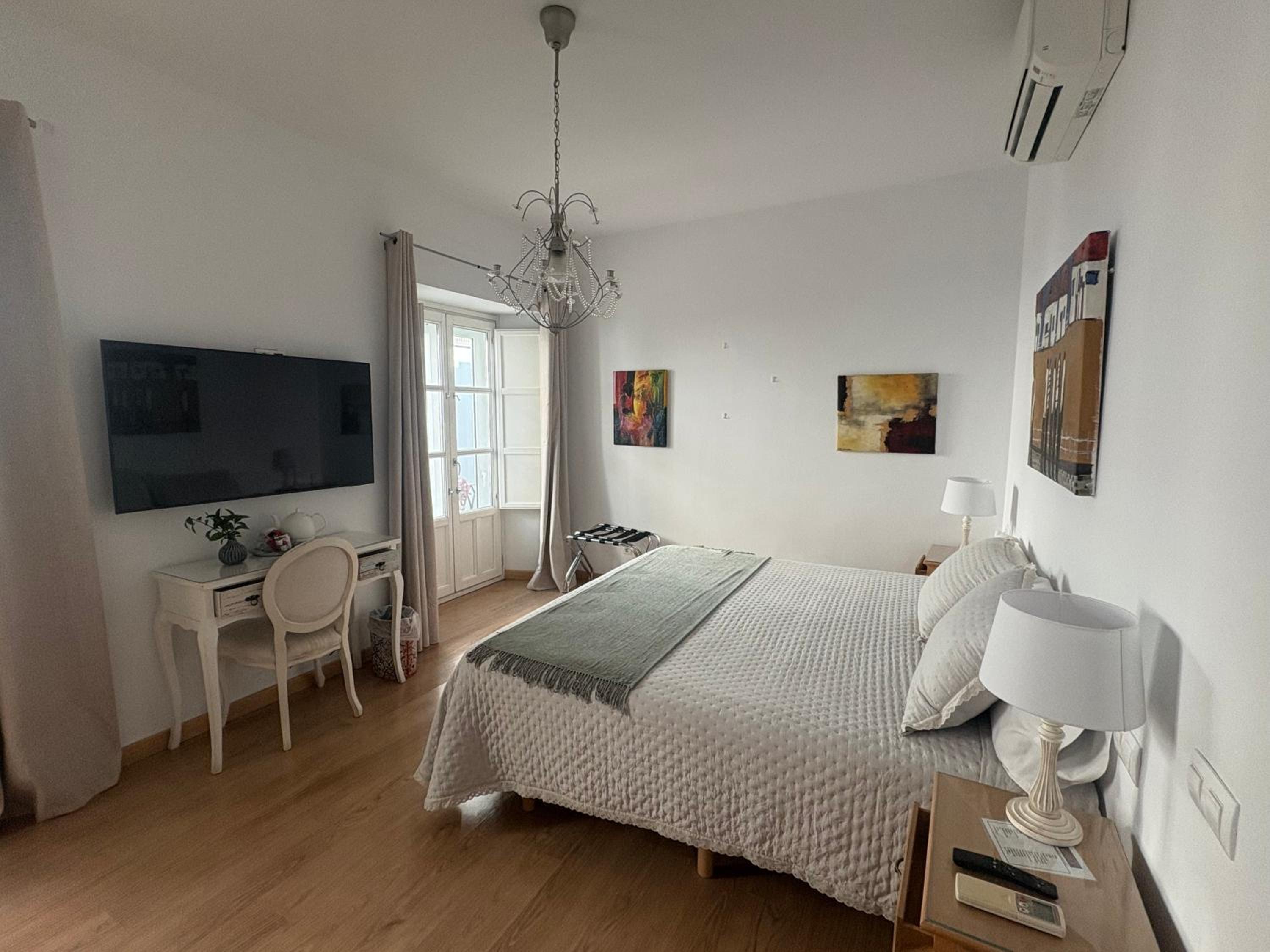 Deluxe Double Room with Balcony - Photo 5