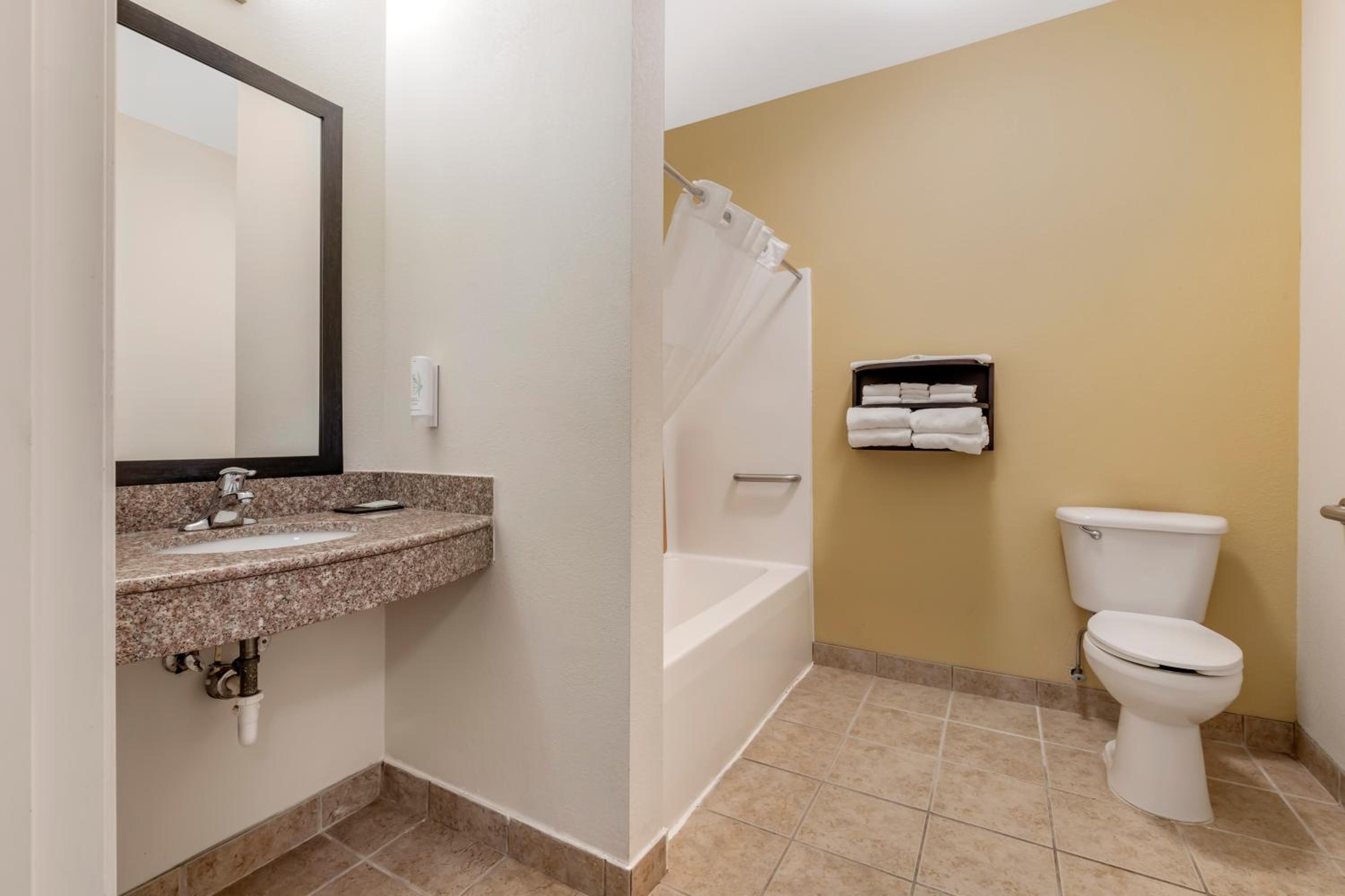 Queen Room with Two Queen Beds - Accessible/Non-Smoking photo 2