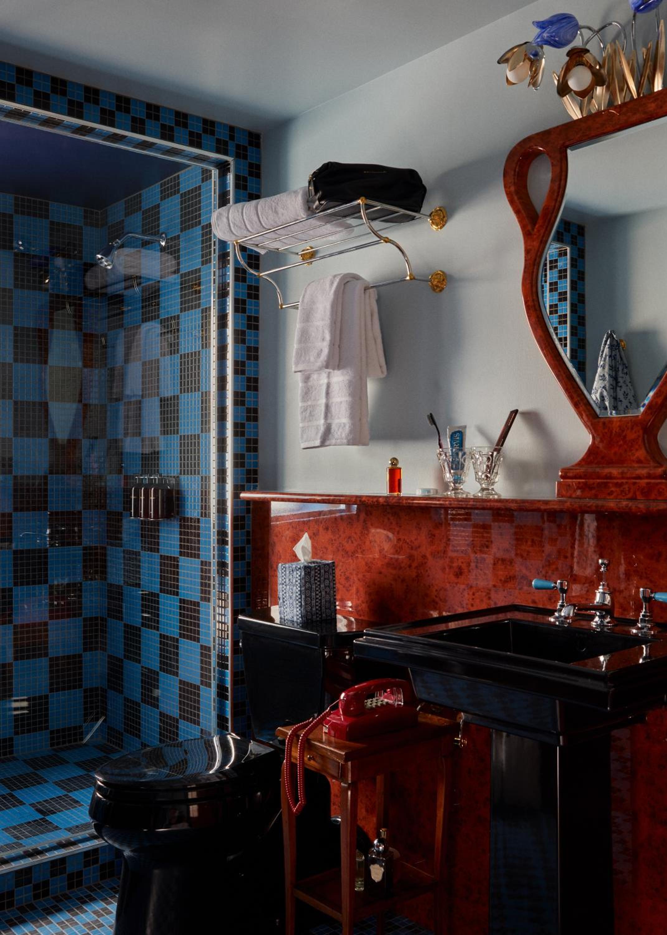 King Room with Roll-In Shower - Disability Access - Photo 4