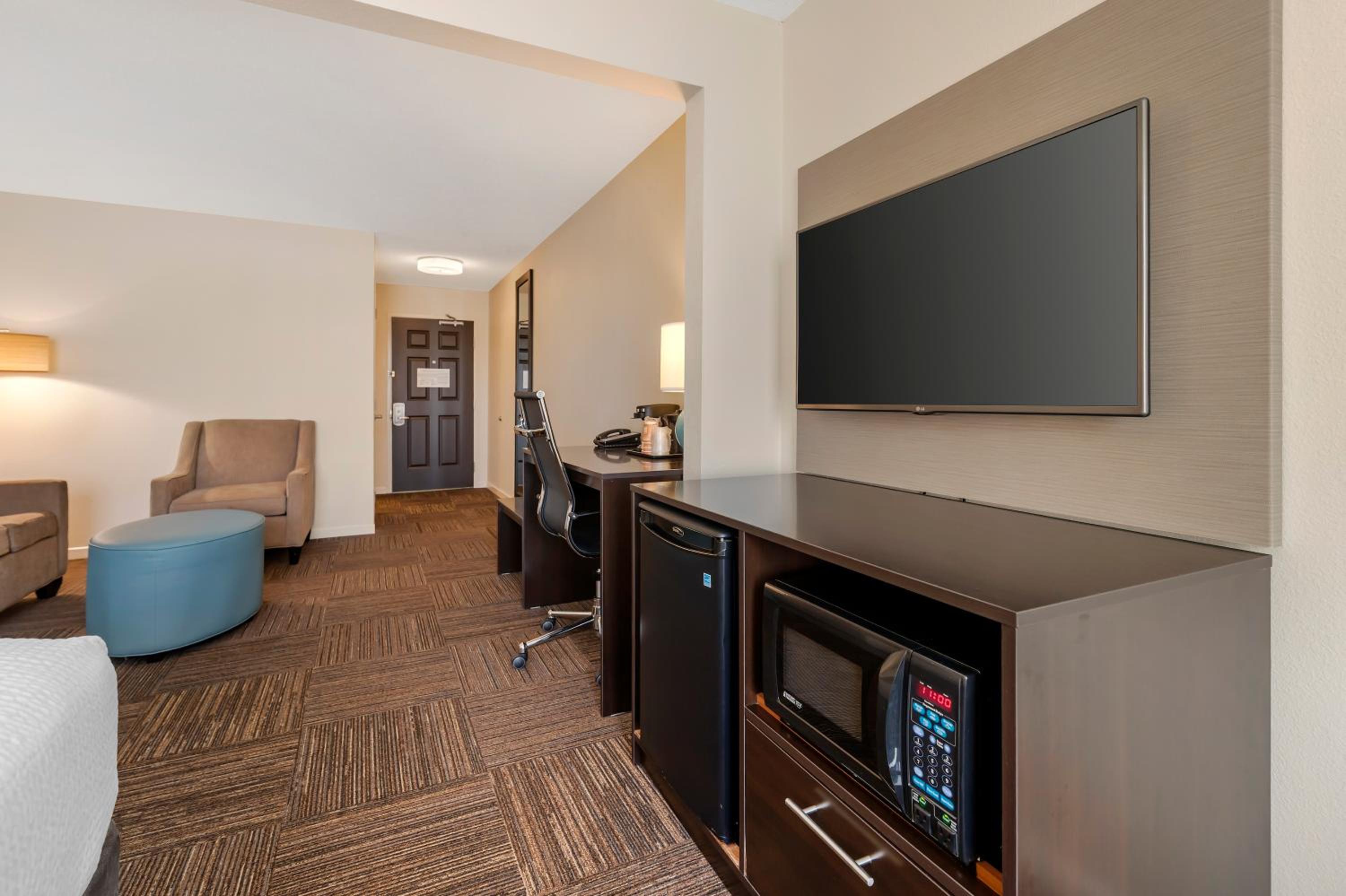 King Suite - Accessible/Non-Smoking photo 3