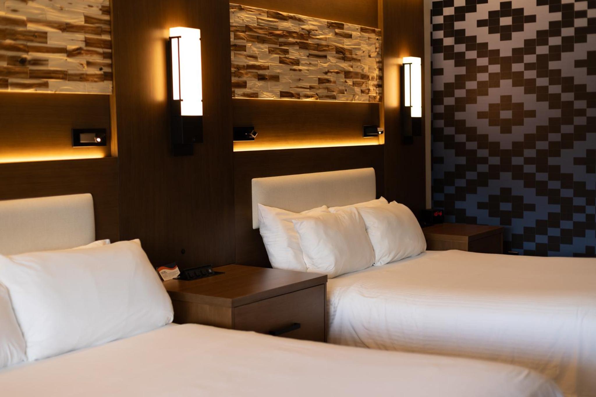 Deluxe Double Queen Room photo 1