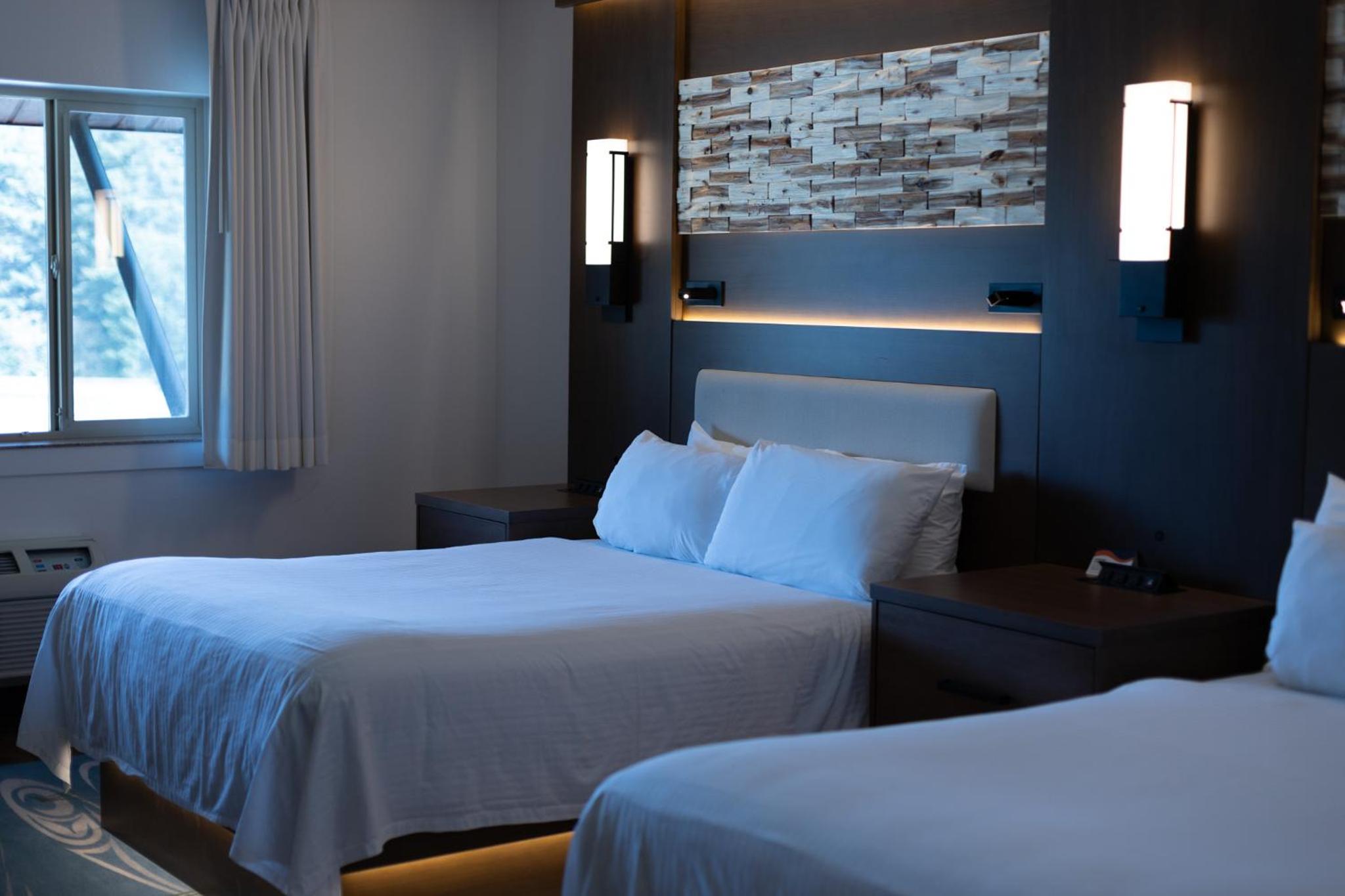 Deluxe Double Queen Room photo 2