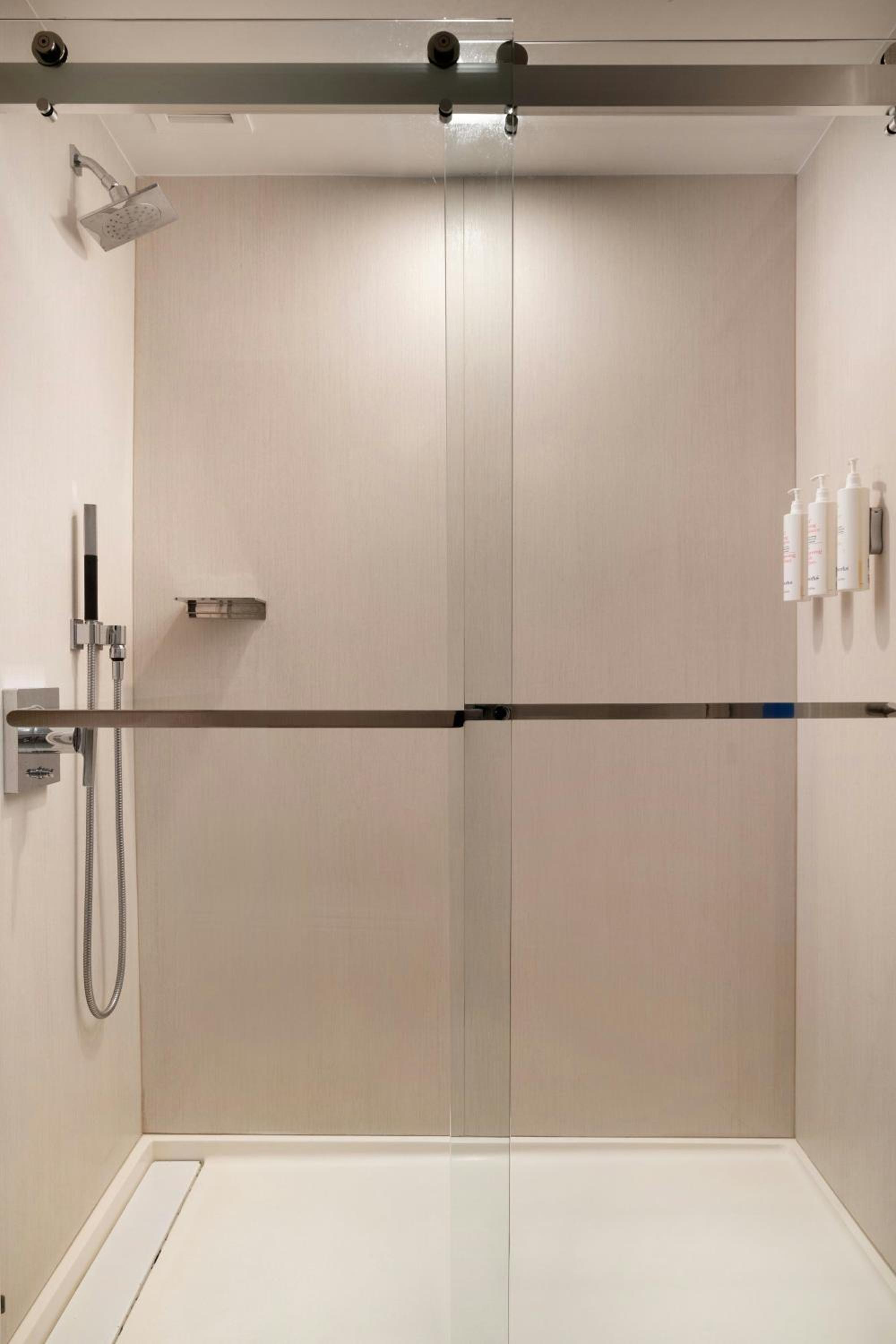 King Room - Hearing Accessible - Photo 11