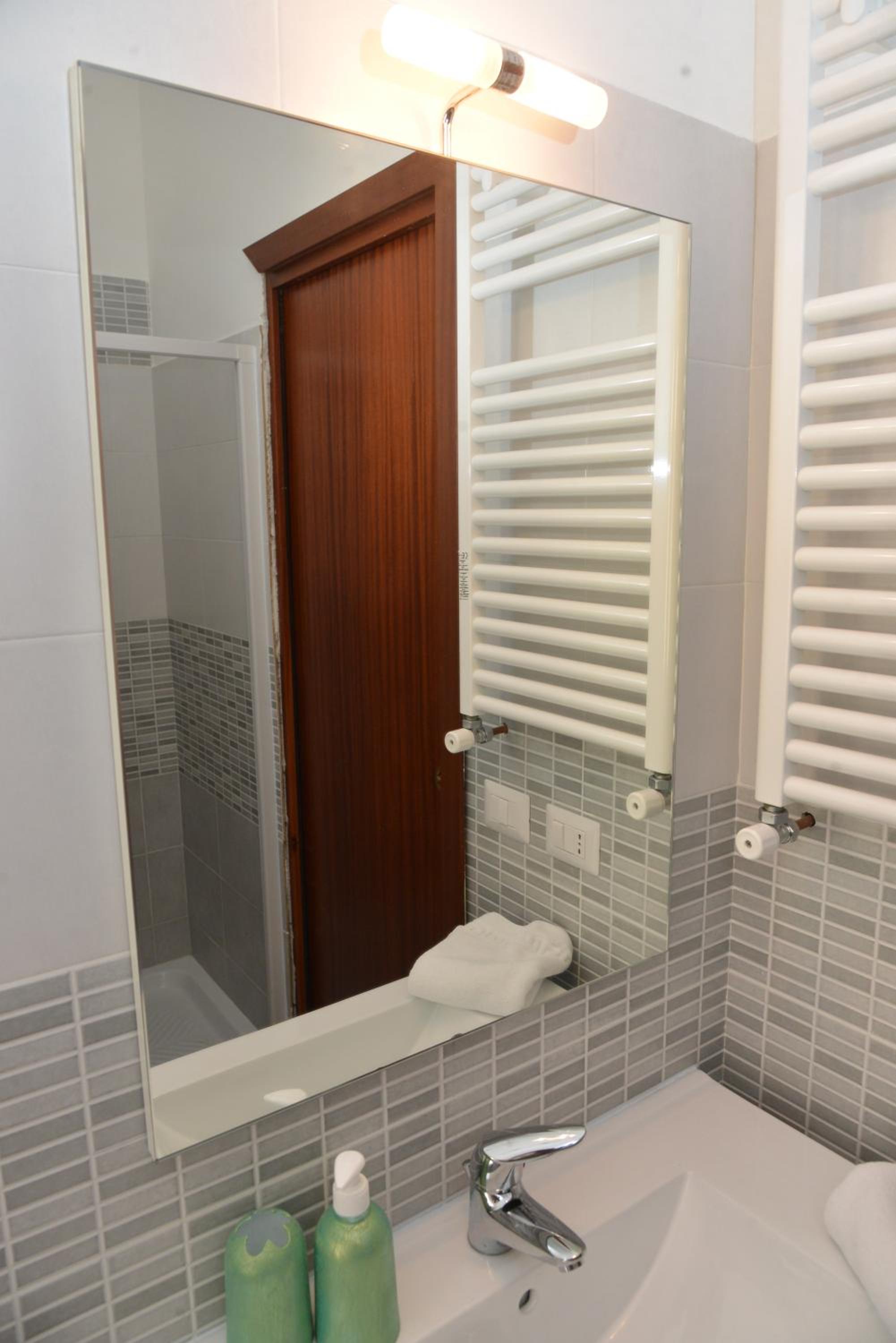 Large Double Room - Photo 8