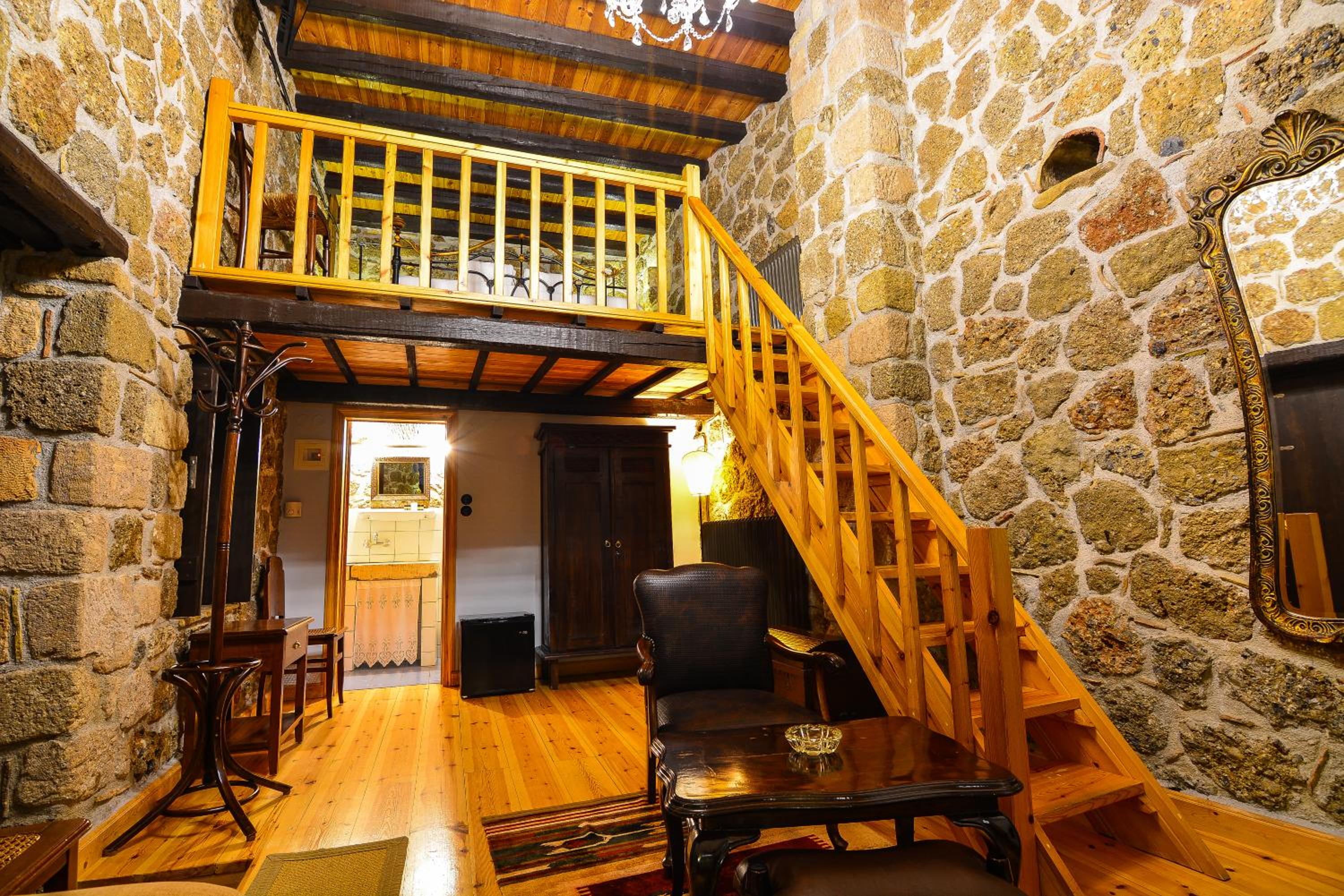 Split-Level Suite with Fireplace (3 Adults) photo 2
