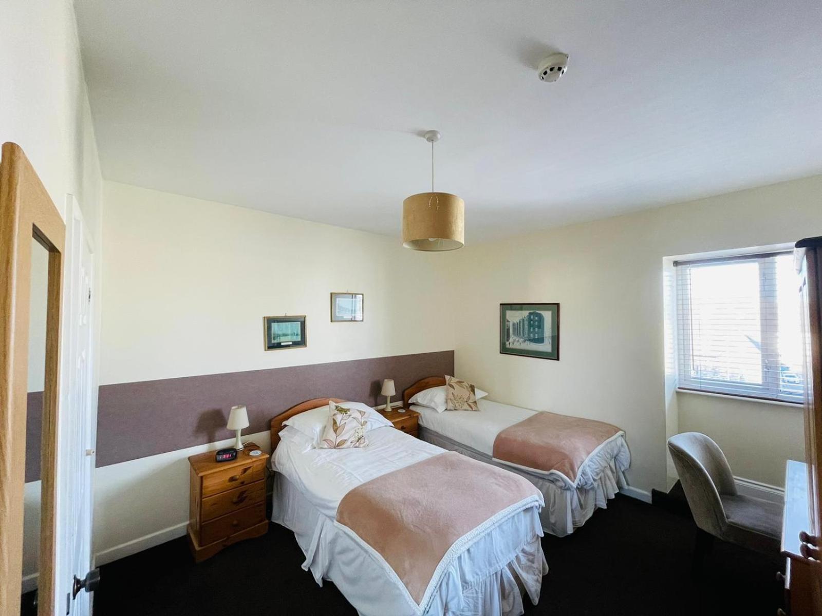 Twin Room with Bathroom - Photo 4