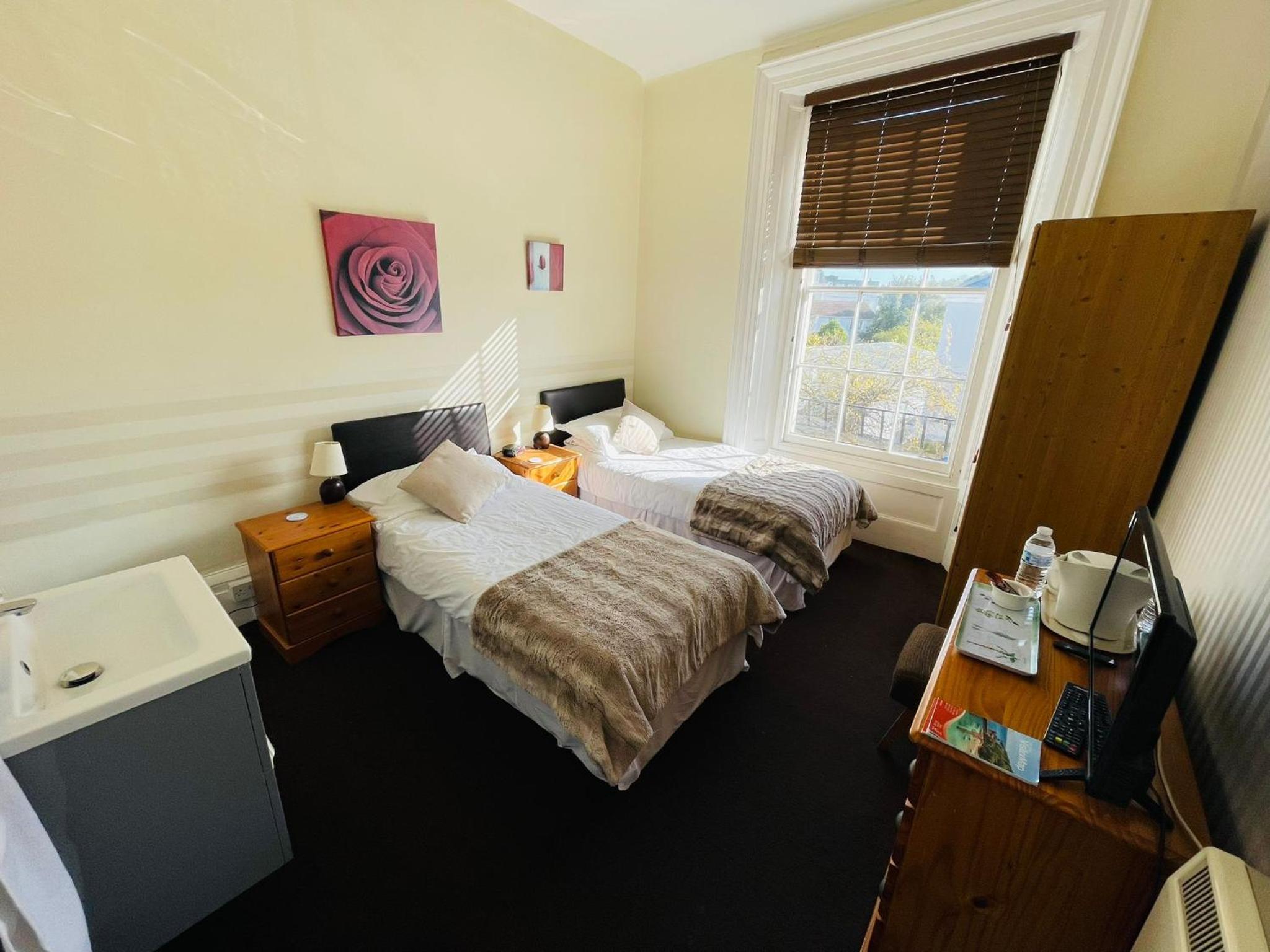 Twin Room with Bathroom - Photo 1