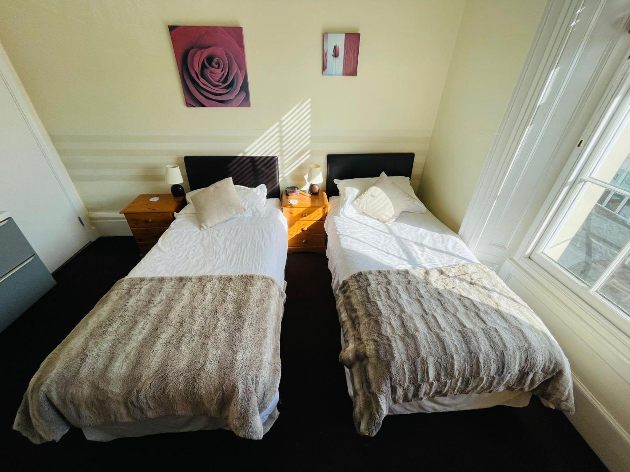 Twin Room with Bathroom - Photo 3