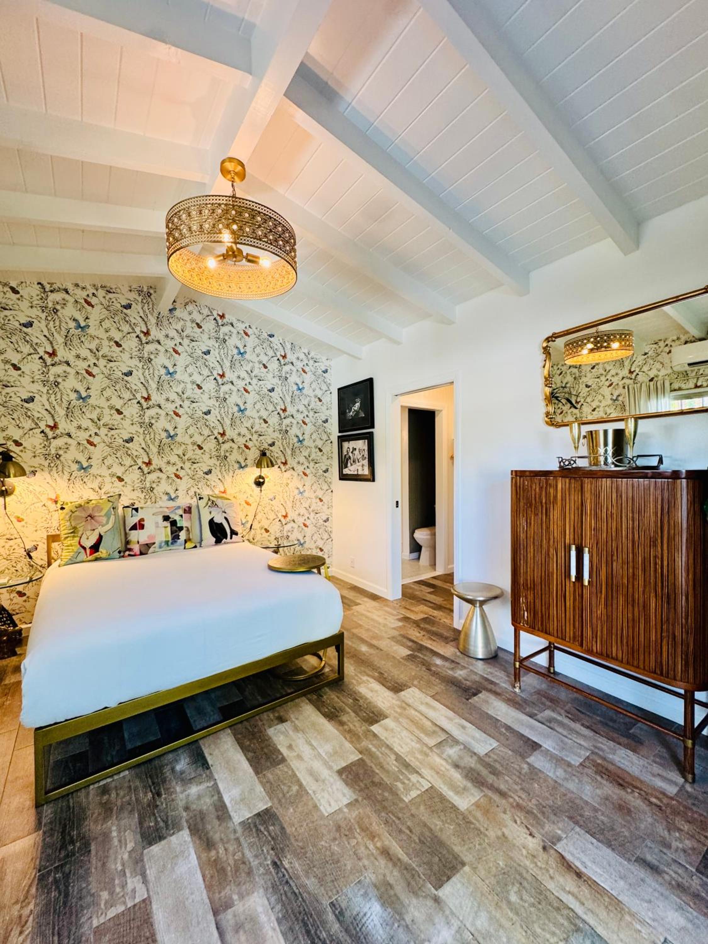 Deluxe Queen Studio