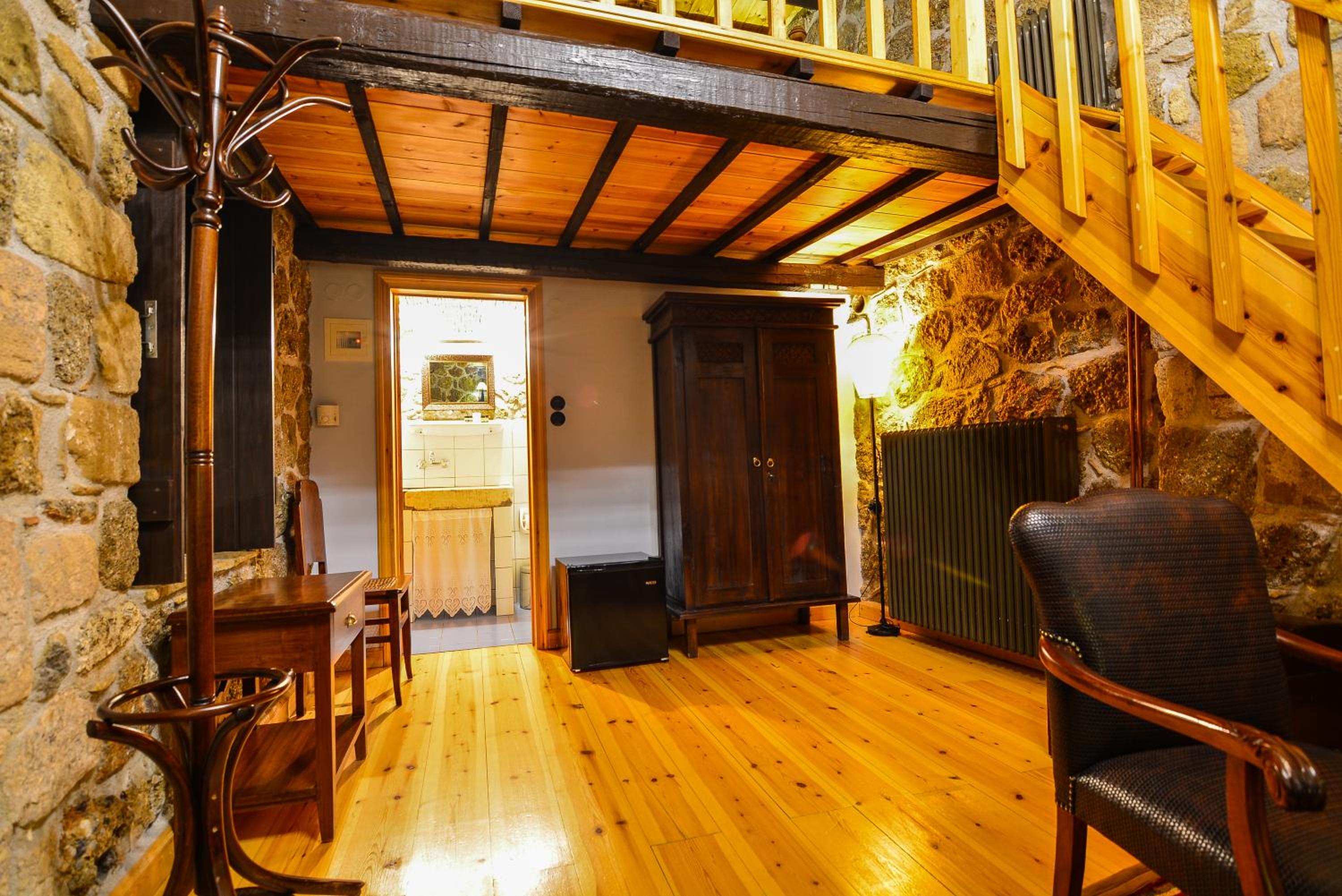 Split-Level Suite with Fireplace (3 Adults) photo 3