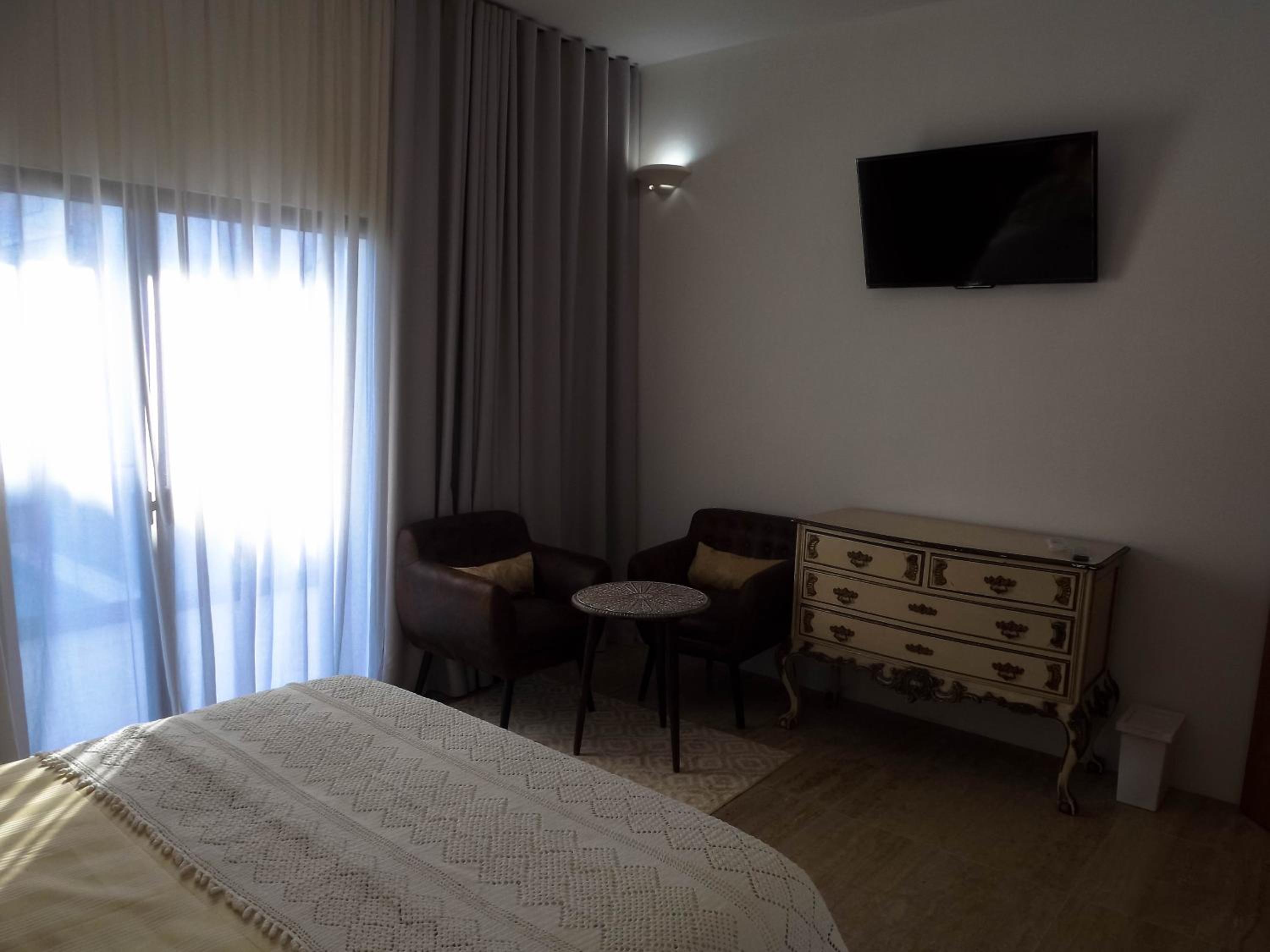 Double Room with Pool View - Photo 8
