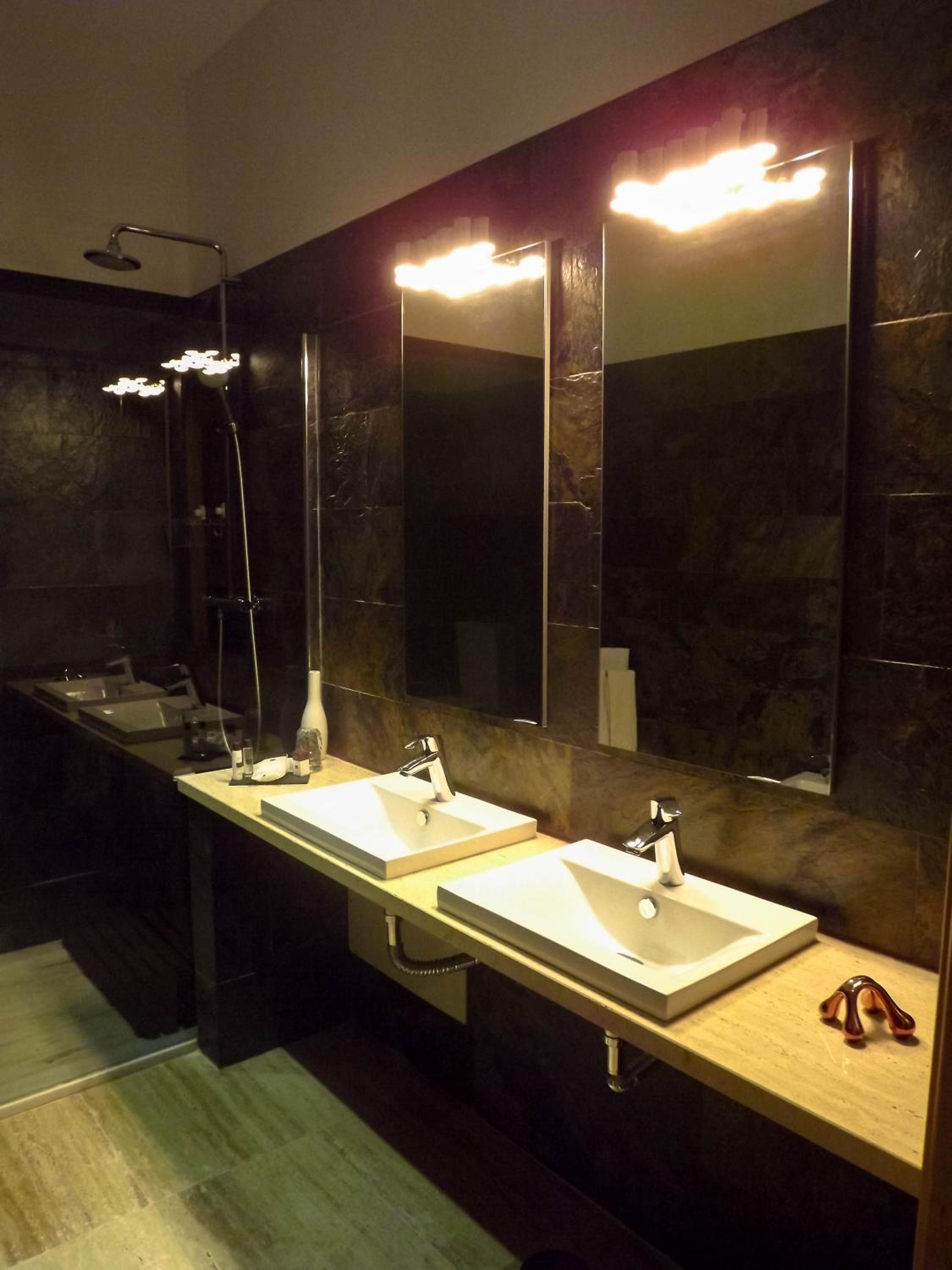 Queen Room with Pool View - Photo 2