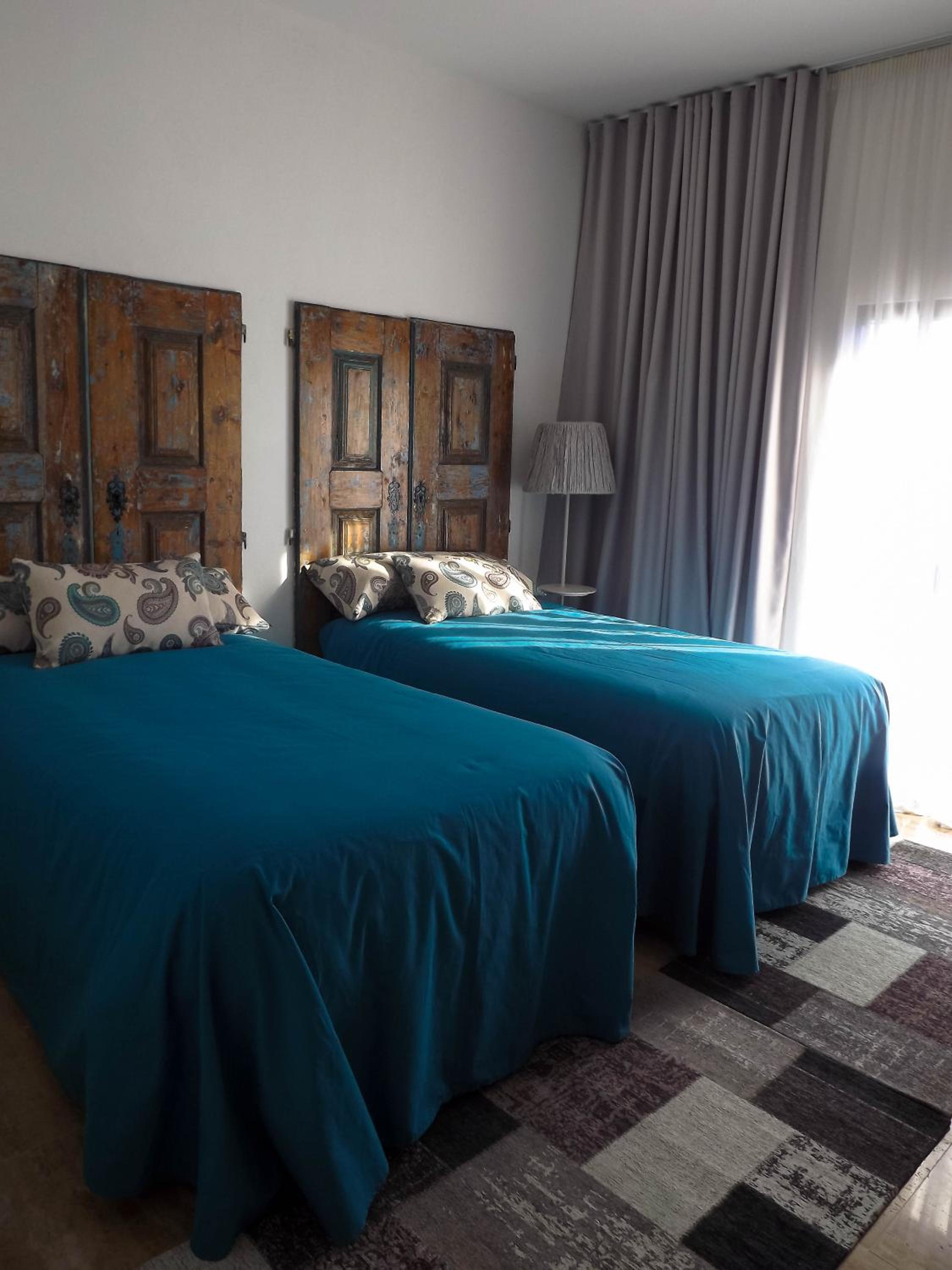 Twin Room with Pool View - Photo 4